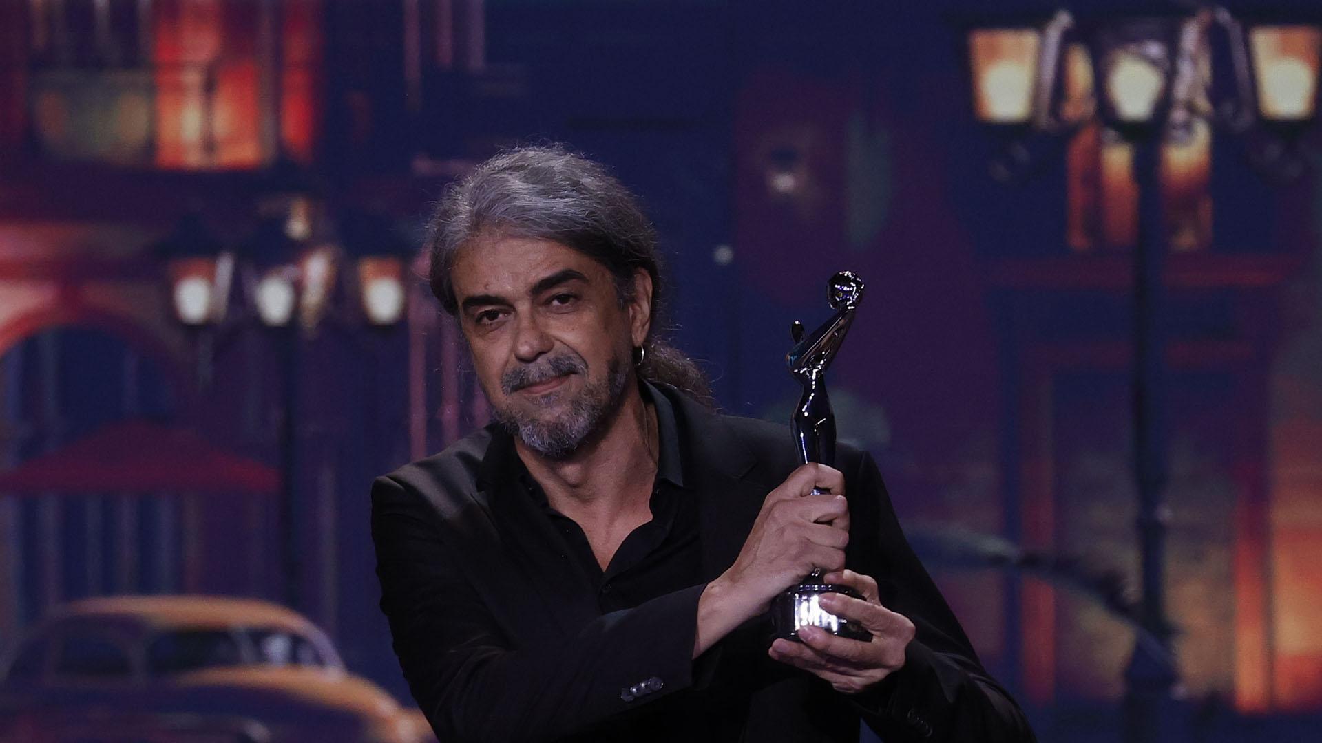 Fernando León de Aranoa, con la estatuilla a 'Mejor Guion' por 'El buen patrón'