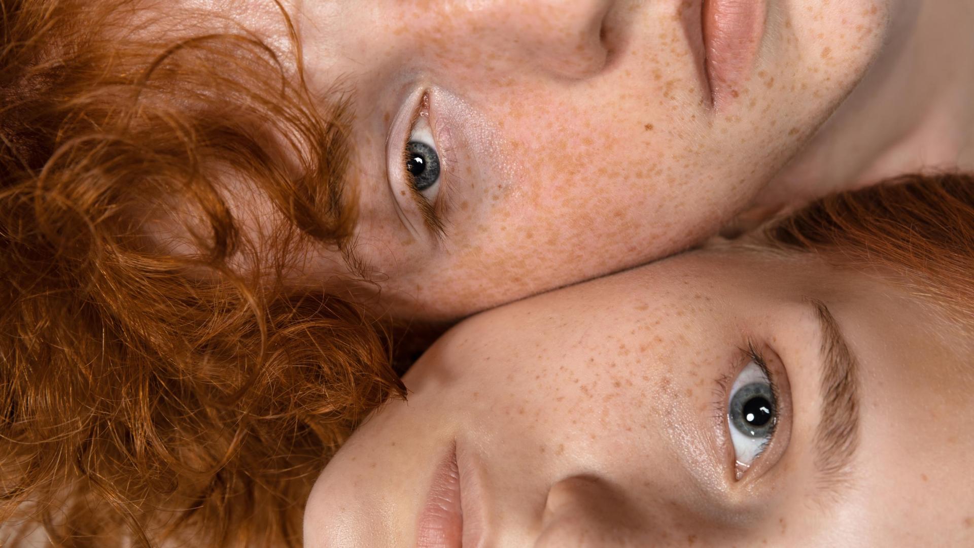 Una pareja de niños pelirrojos