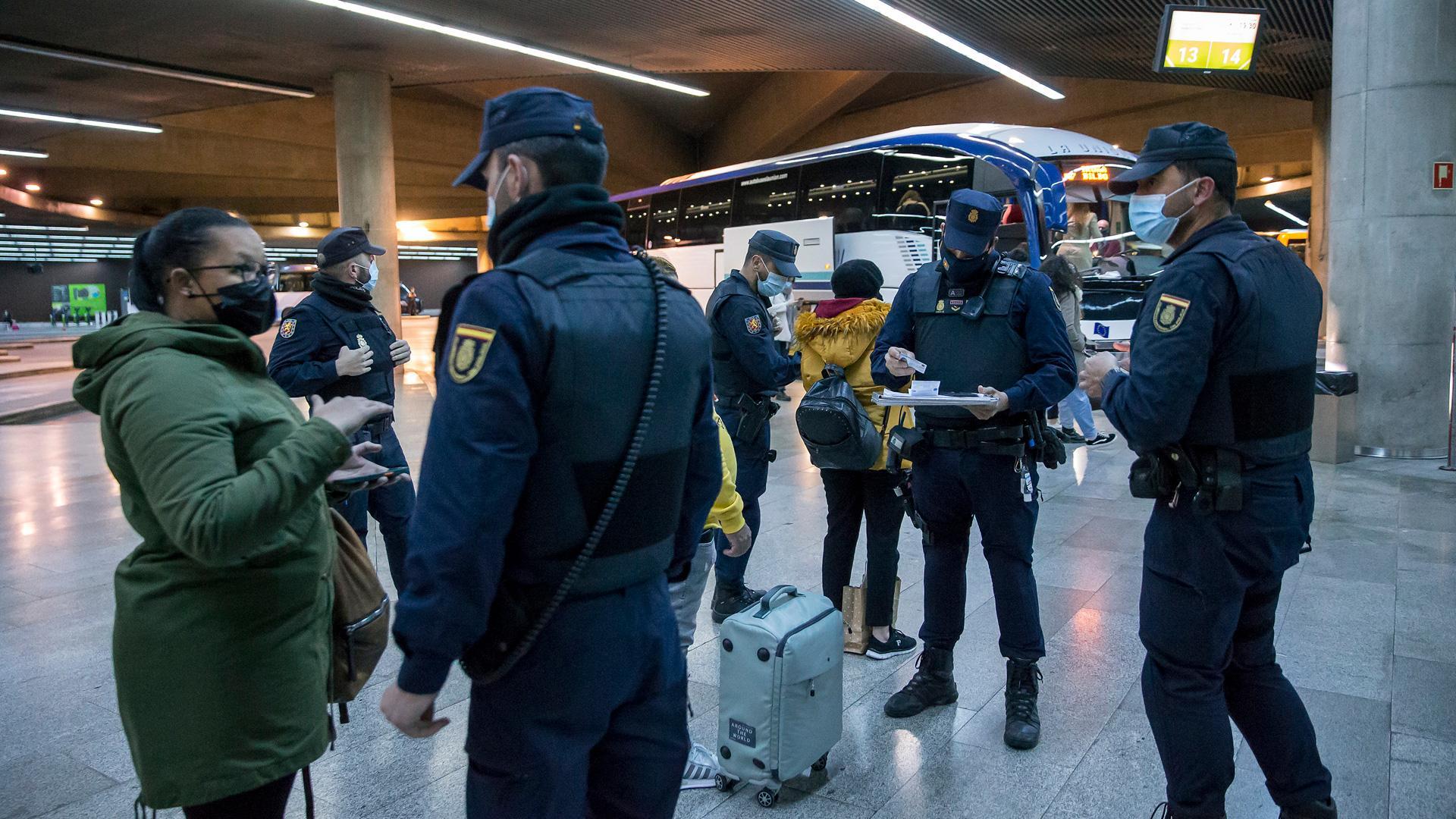 Un control de la Policía Nacional anterior en la estación de autobuses de Pamplona