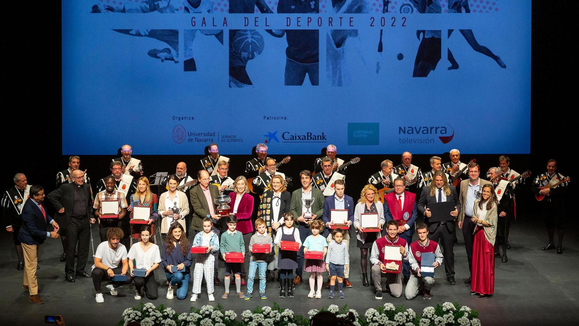 Foto de familia de los galardonados en la Gala del Deporte de la Universidad de Navarra