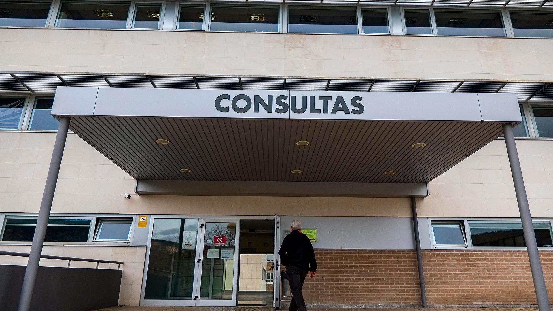 Un paciente accede al edificio de consultas del hospital García Orcoyen