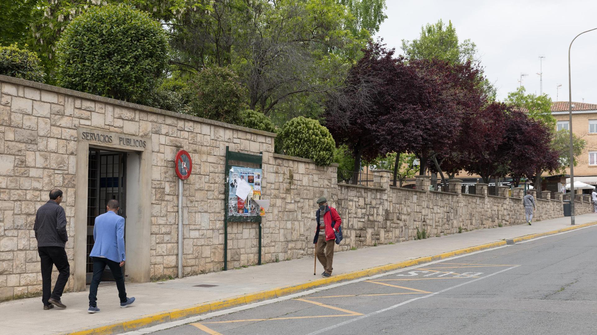 Muro actual, que va a desaparecer, con los baños a la izda., que se reubicarán