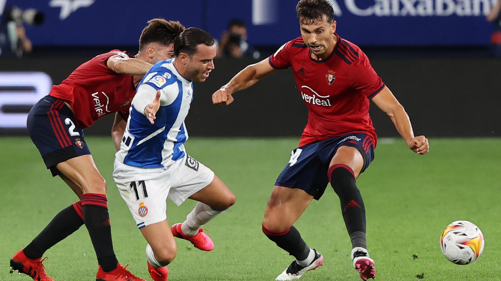 Nacho Vidal y Lucas Torró pelean por el balón con Raúl de Tomás, delantero del Espanyol