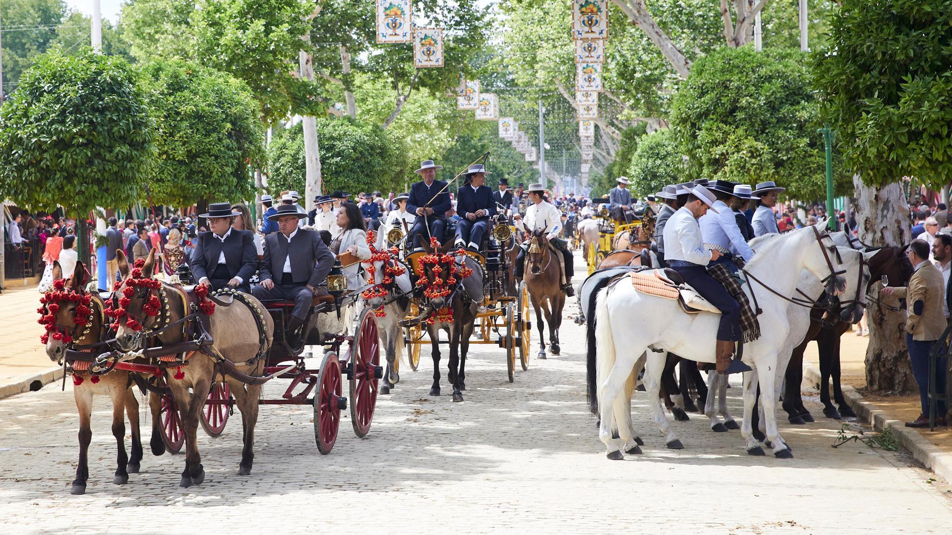 Paseo de caballos durante el segundo día de Feria de Abril de Sevilla 2022