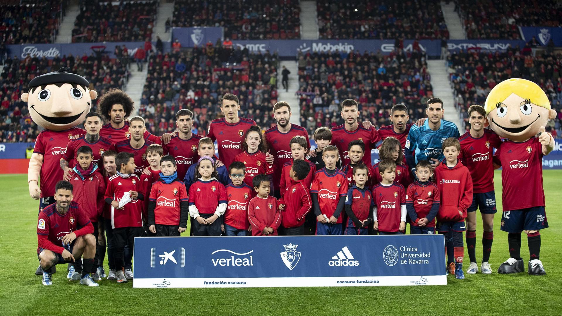 Niños de la Fundación Osasuna con el equipo titular que se enfrentó al Real Madrid en El Sadar