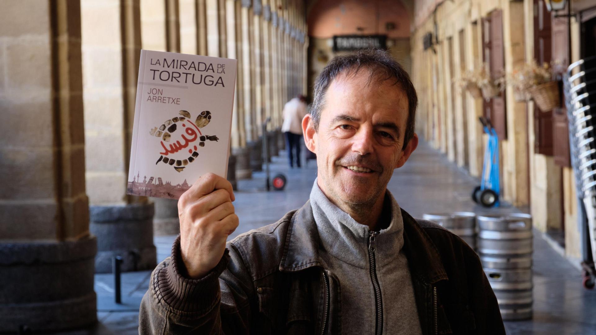 Jon Arretxe, mostrando un ejemplar de 'La mirada de la tortuga'