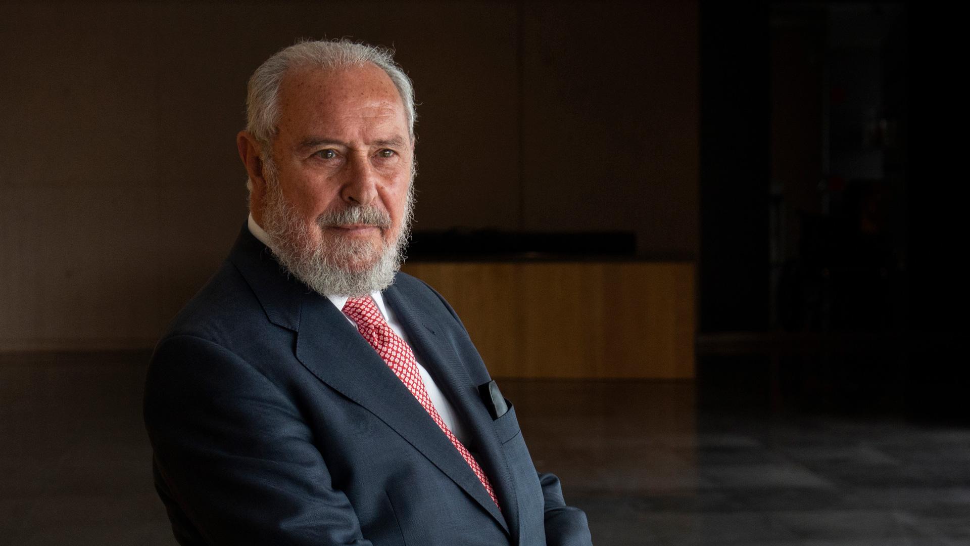 El magistrado emérito del Tribunal Constitucional Manuel Aragón posa en el hall del Museo Universidad de Navarra