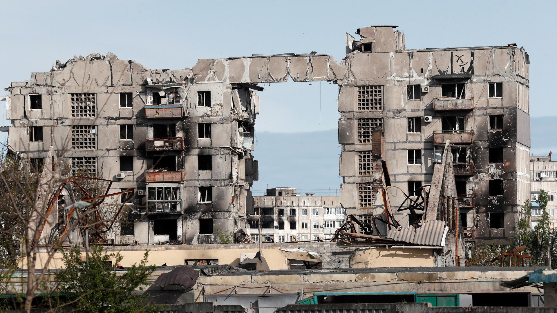 Vista de un edificio residencial destruido en Mariupol