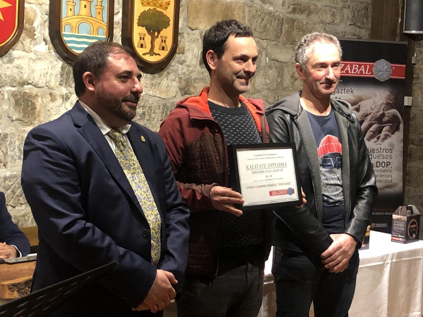 Eneko Goiburu del caserío Ondarre, en Segura (Gipuzkoa) consiguió el premio en la categoría de Pastor Elaborador.