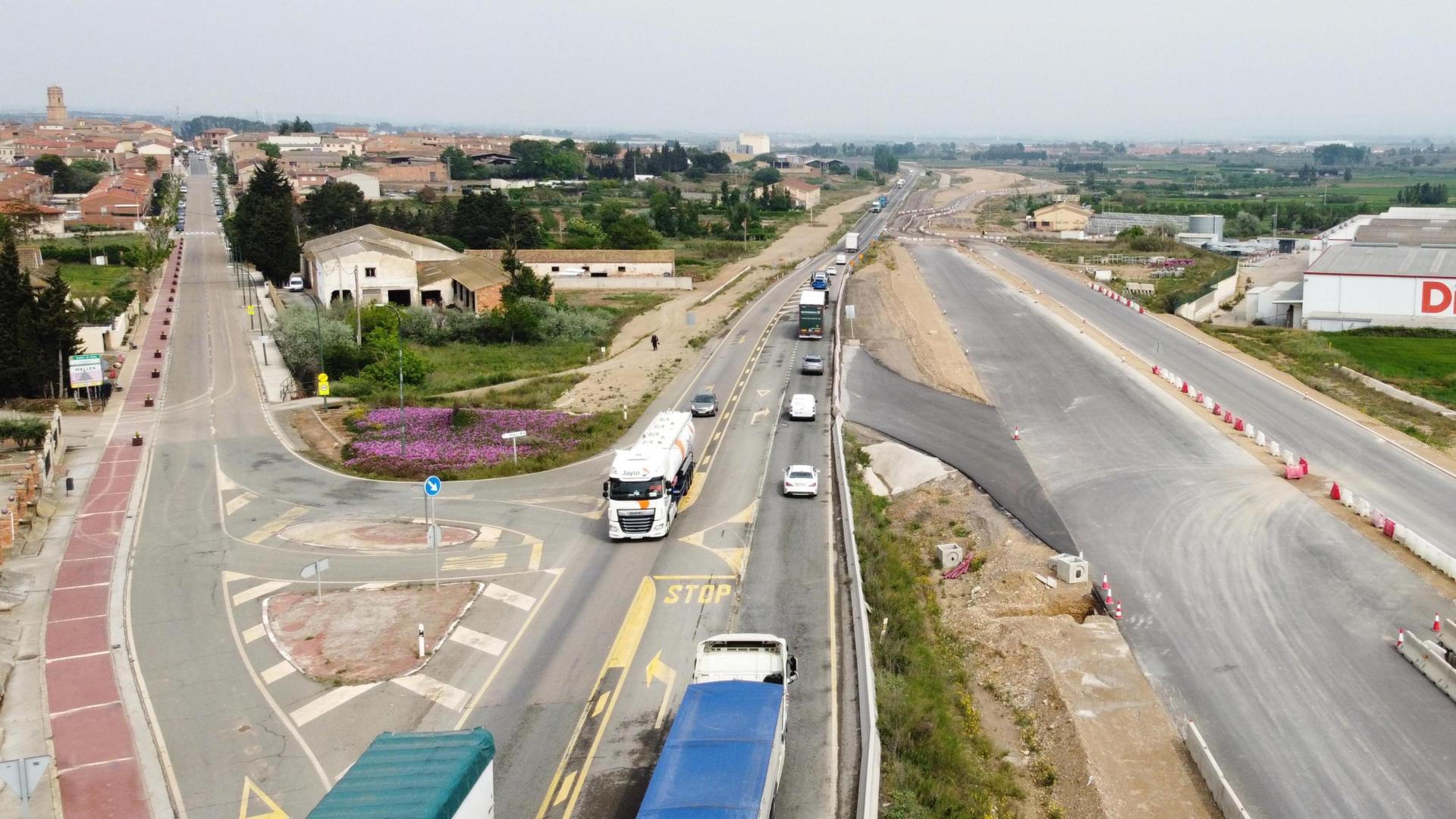 A: BLANCA ALDANONDO
F: 04/05/2022
P:
L: MALLEN / CORTES
T: OBRAS DE DESDOBLAMIENTO DE LA N-232 PARA UNIR ARAGON Y NAVARRA CON LA A-68. A LA IZDA. EL CASCO URBANO DE MALLEN