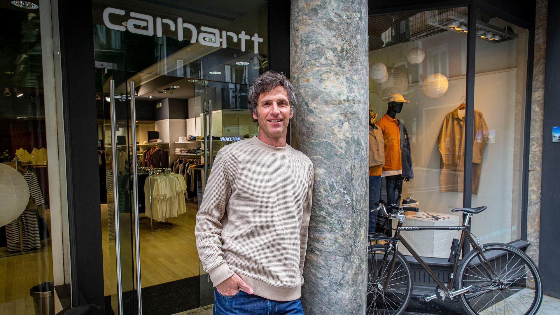 Ibán Iribarren Laspalas en el exterior de la tienda de ropa Slide Shop, en la calle Chapitela