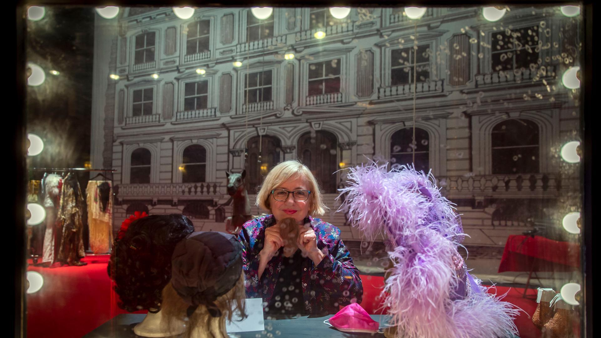 Grego Navarro, posando ayer en el escenario del Gayarre con los elementos de atrezzo colocados para ambientar las visitas guiadas que se están realizando estos días