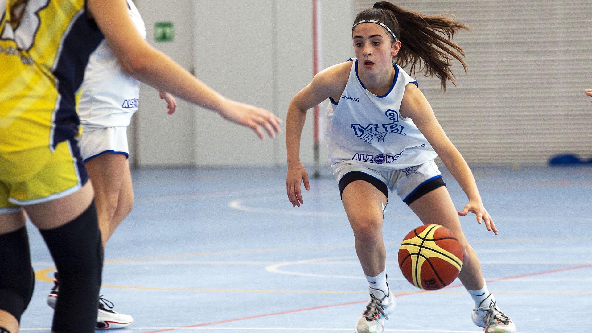 La base del ALZ Motor Aranguren conduce el balón en el partido del sábado ante Oncineda