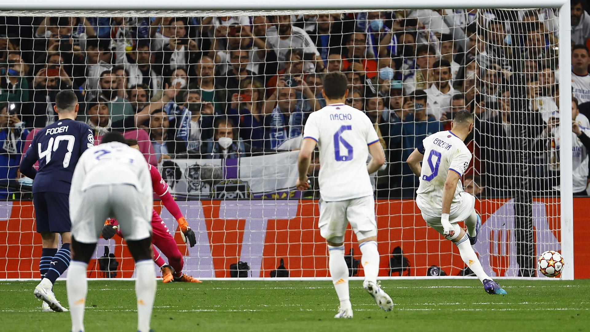Karim Benzema lanza el penalti que puso el 3-1 en el marcador y daba el pase al Real Madrid a la final de la Liga de Campeones