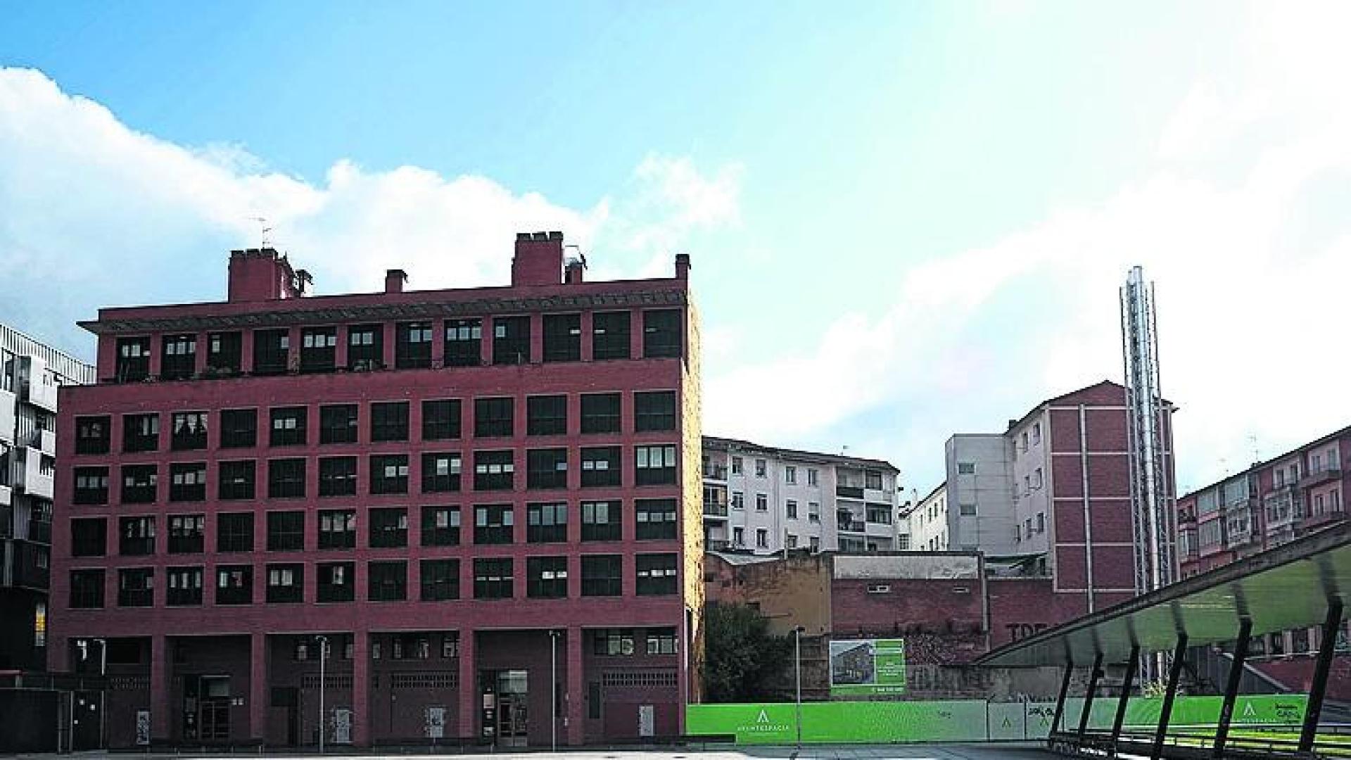 A la derecha, el hueco del bloque que cerrará las casas del fondo