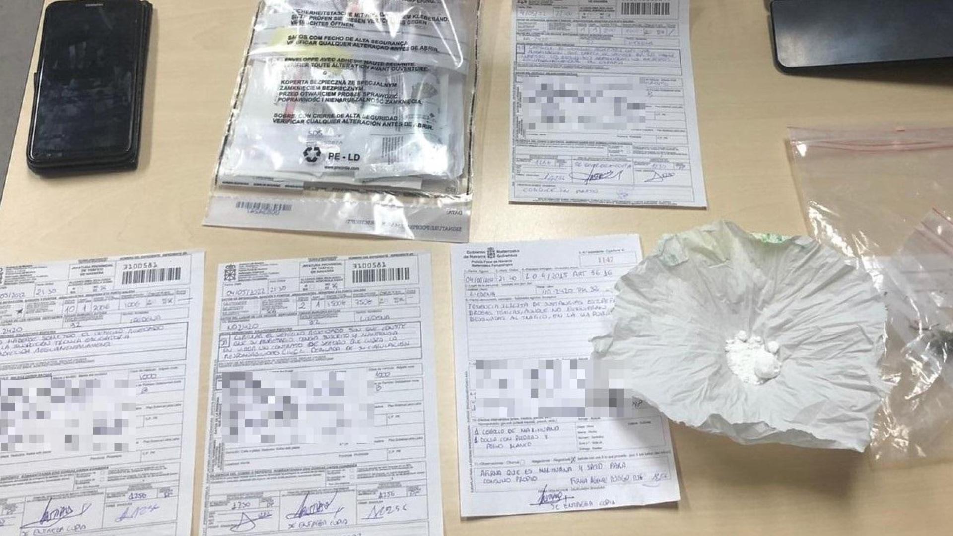 Imagen de las denuncias y parte de la droga requisada por Policía Foral