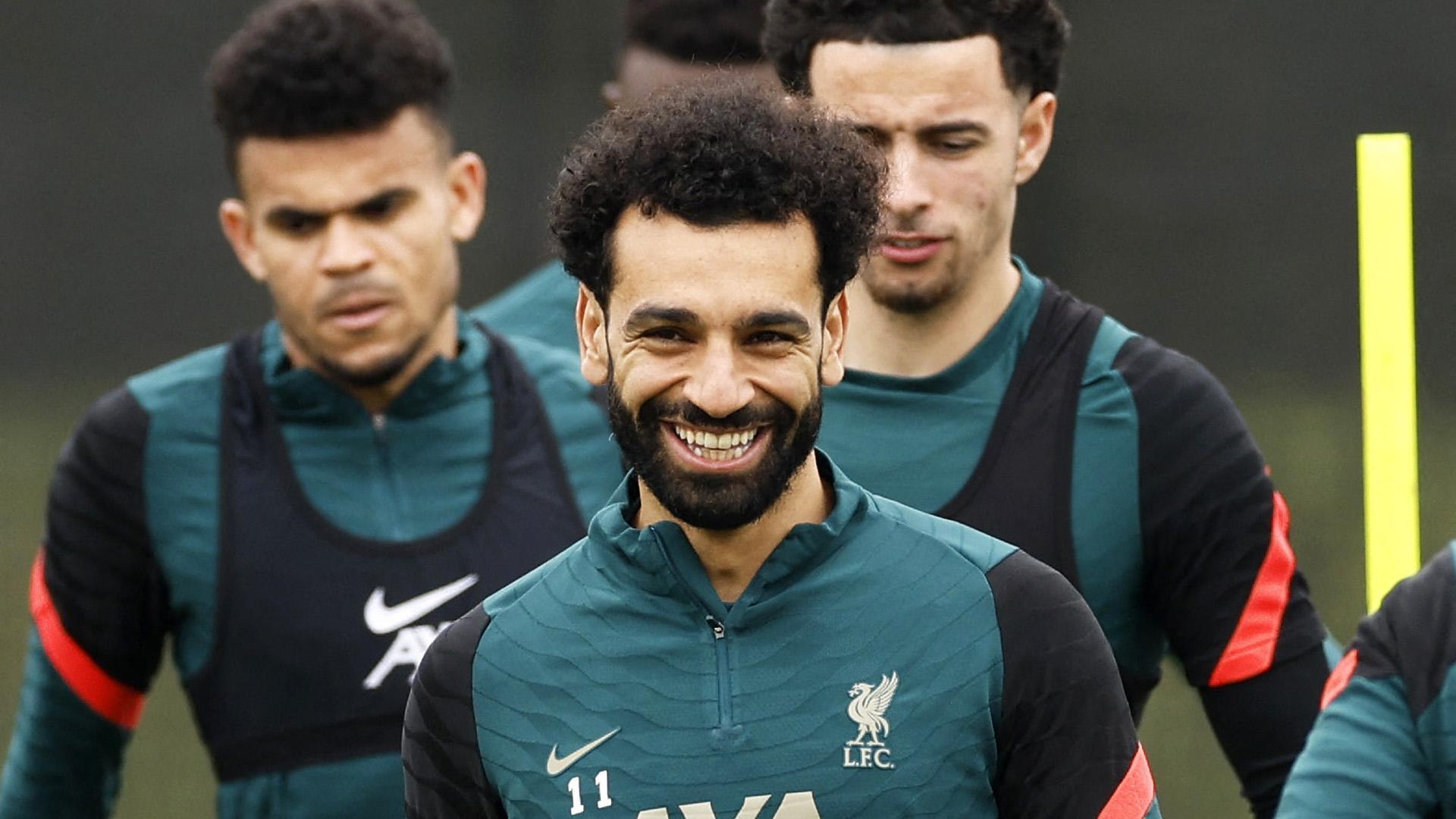 Mohamed Salah sonríe durante un entrenamiento con el Liverpool