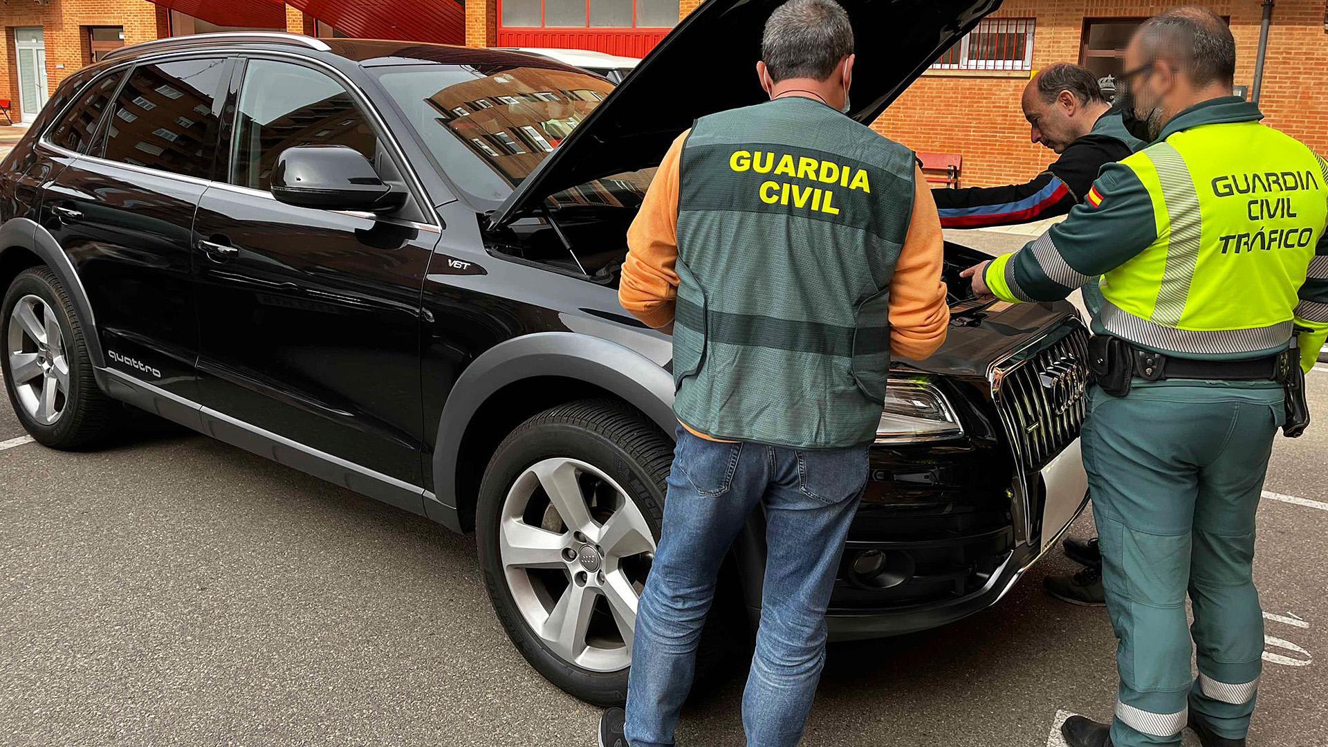 Agentes de la Guardia Civil inspeccionan el motor de uno de los vehículos implicados en la red de venta