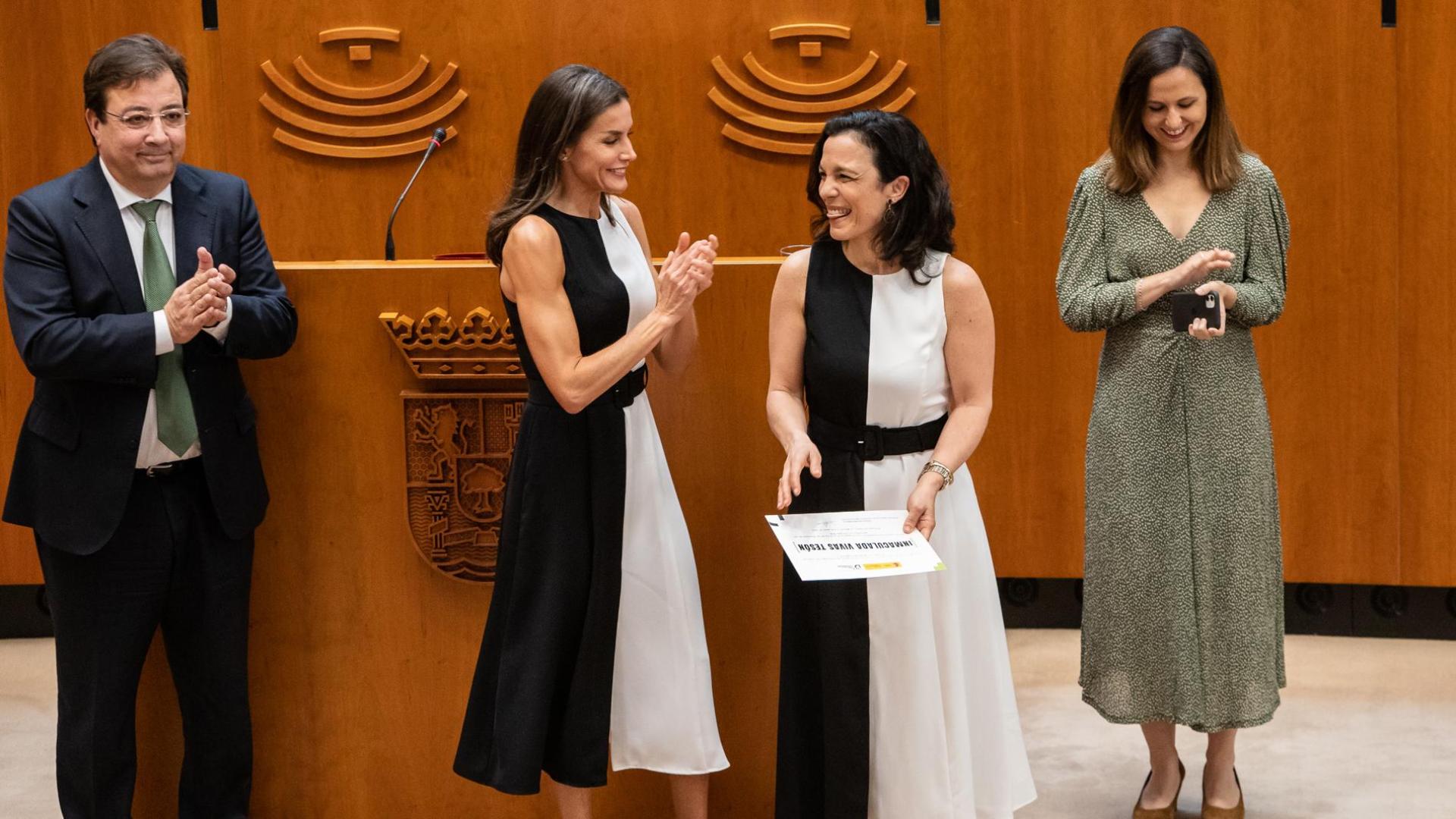 La reina Letizia junto a la catedrática Inmaculada Vivas en la entrega de premios