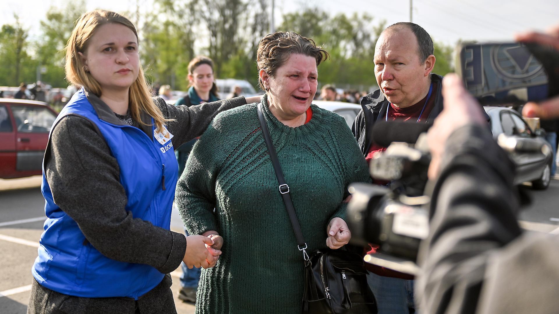 Una mujer evacuada de Mariupol, a su llegada a la región de Zaporizhzhia
