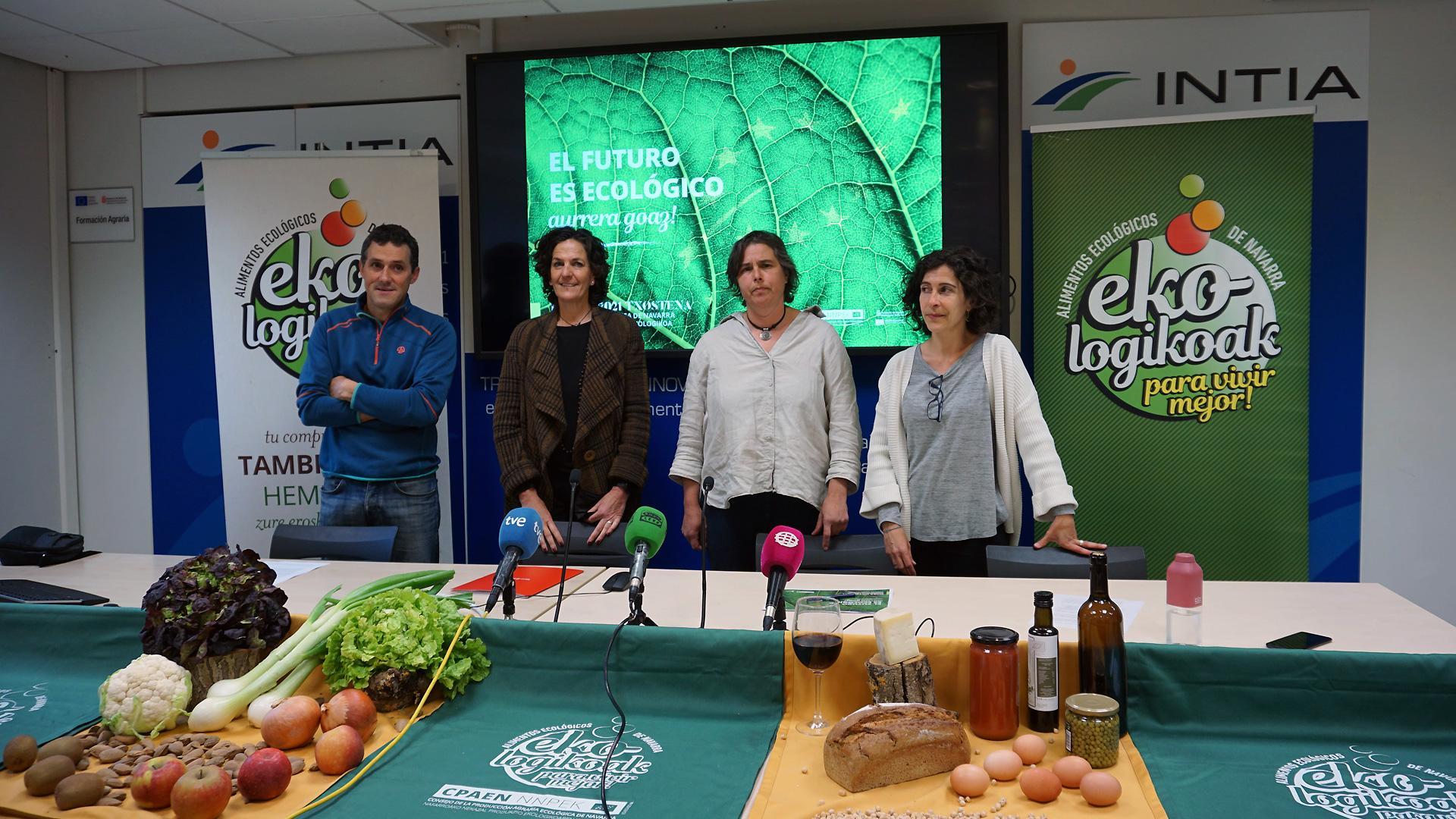 David Ruiz, Itziar Gómez, Mirian Otxotorena y Natalia Bellostas, durante la rueda de prensa en la que CPAEN/NNPEK ha presentado los datos de crecimiento del sector ecológico en Navarra