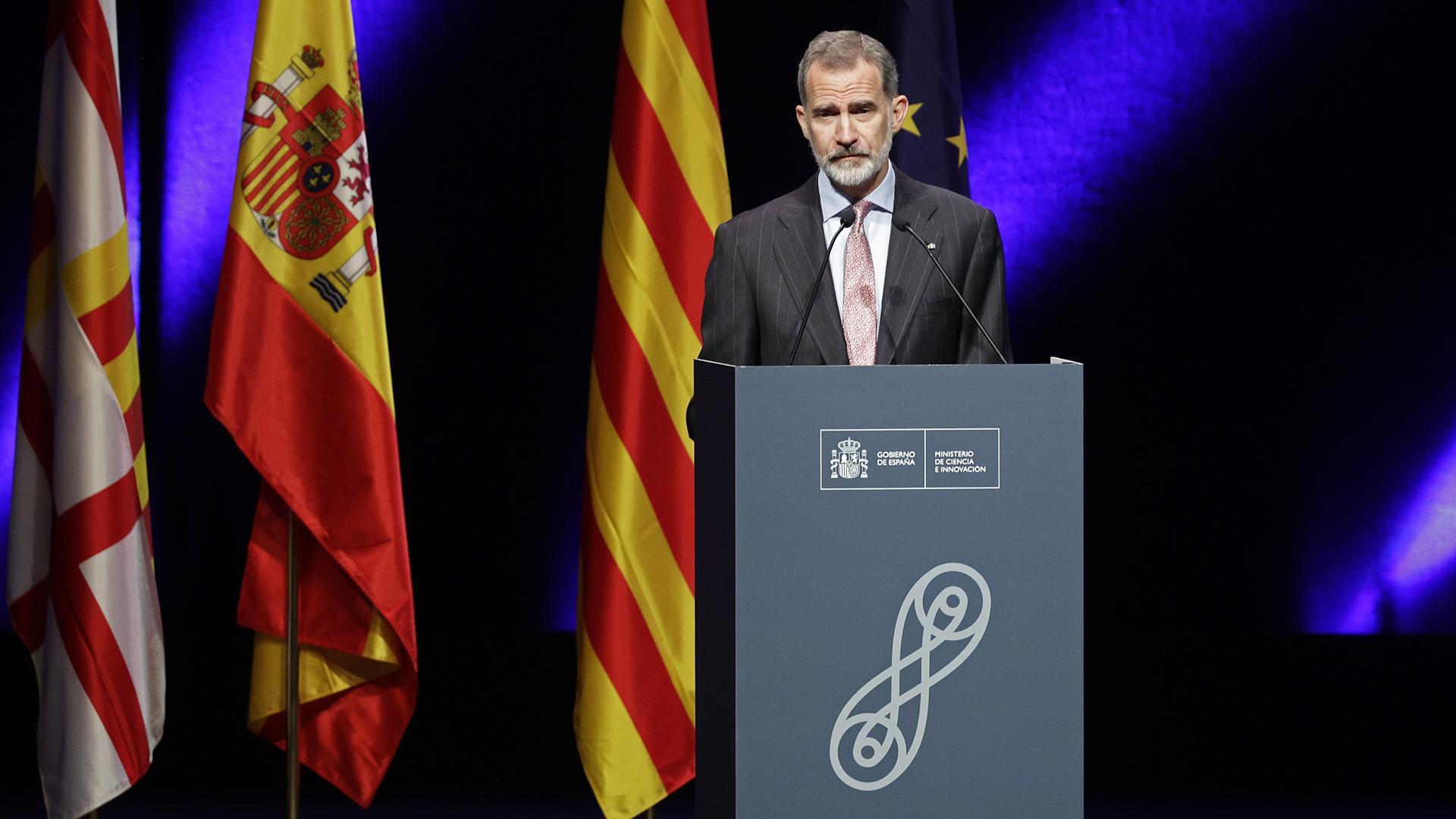 El rey Felipe VI , interviene durante la  entrega de los premios nacionales de Investigación en Barcelona