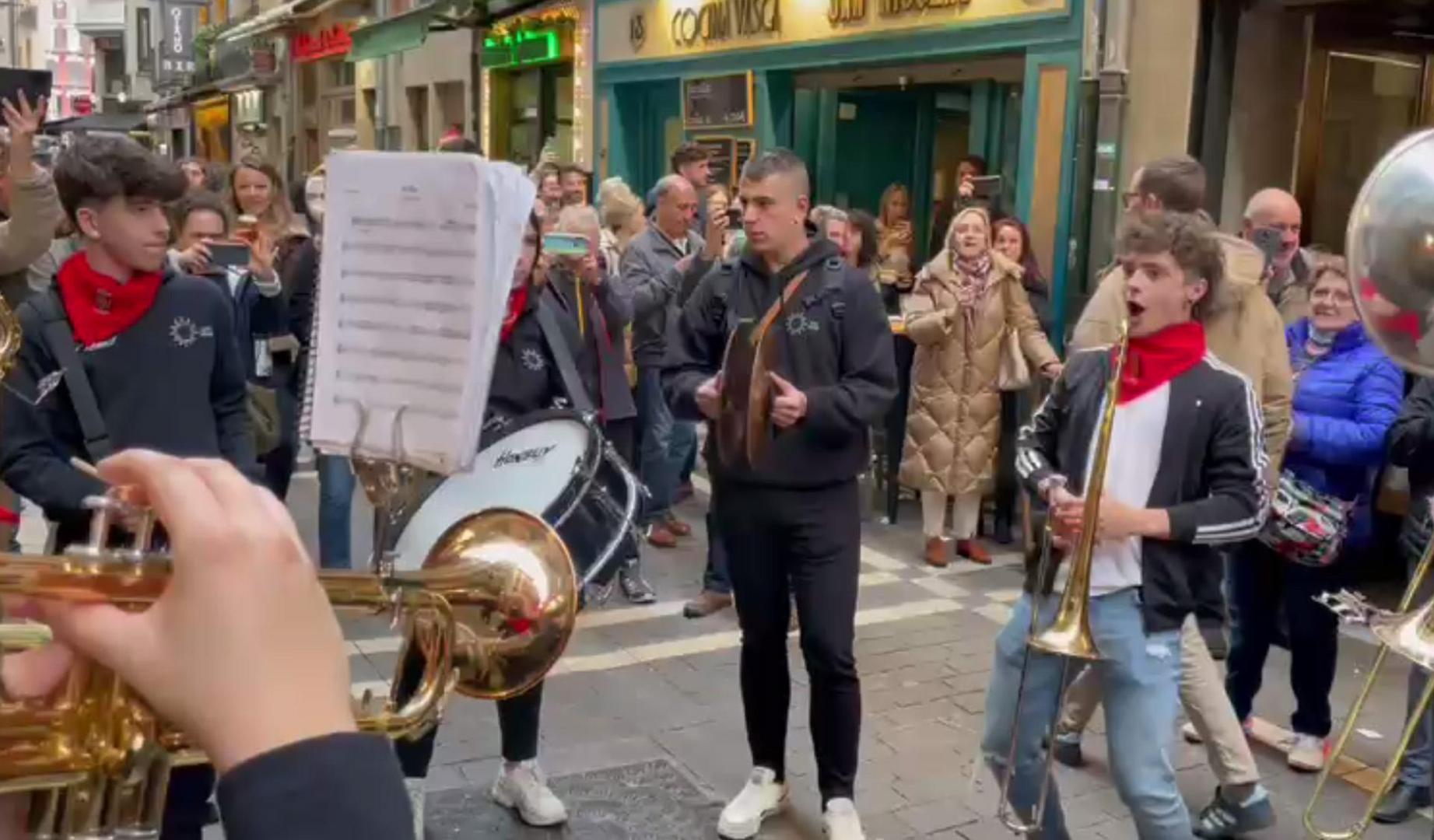 Juevintxo y quinto peldaño de la escalera de San Fermín en Pamplona