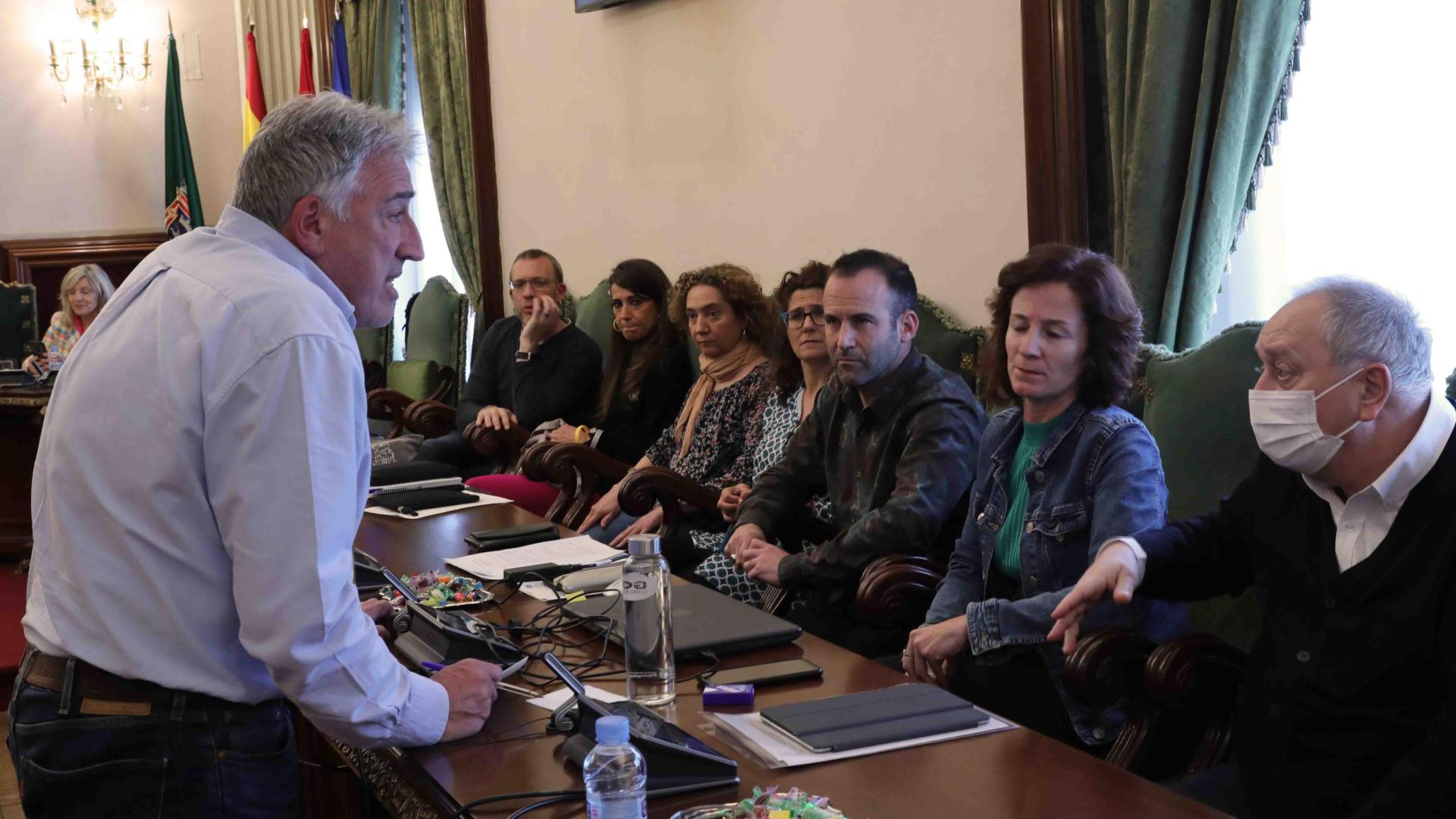 Dos recesos, al principio y al final del pleno, sobre una moción de urgencia de la coalición abertzale, desembocan en la salida de los ediles de EH Bildu