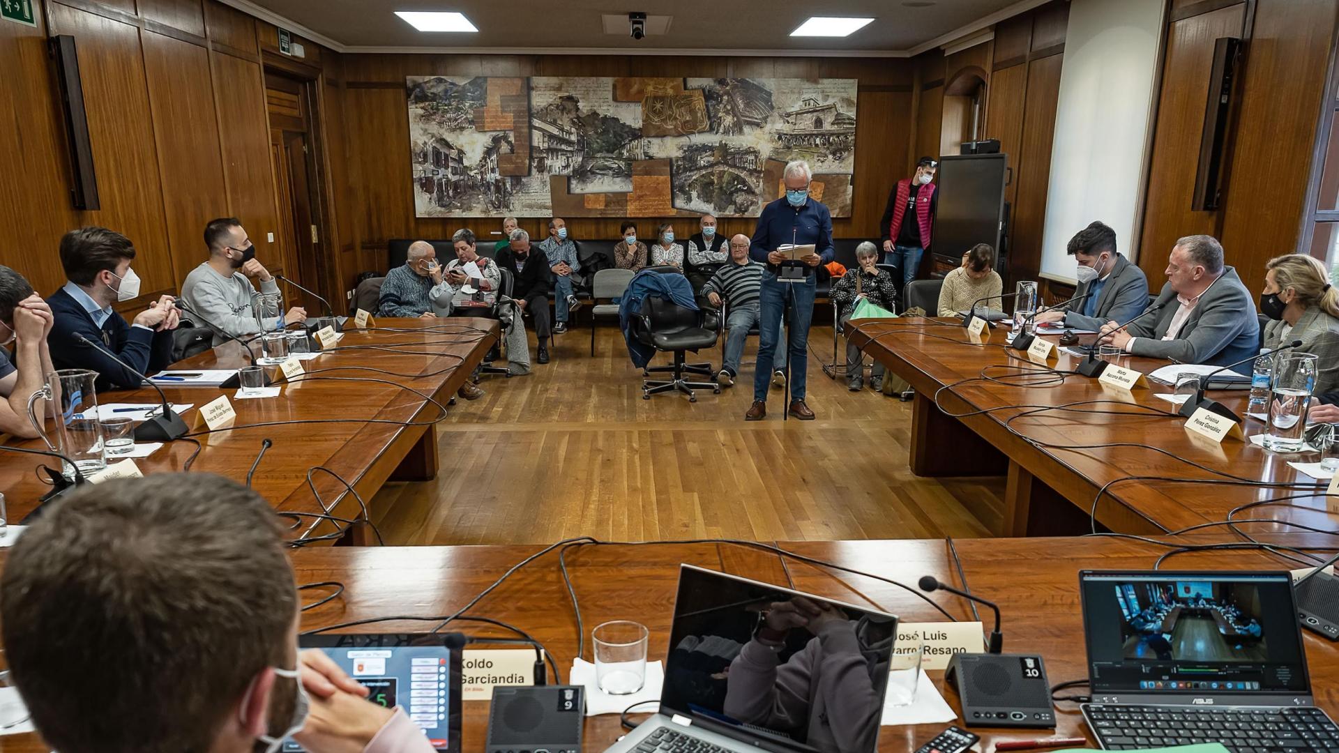 Juan Tomás Haro, presidente de la asociación de jubilados Ega, se dirige a los ediles en el pleno celebrado ayer por la tarde en Estella
