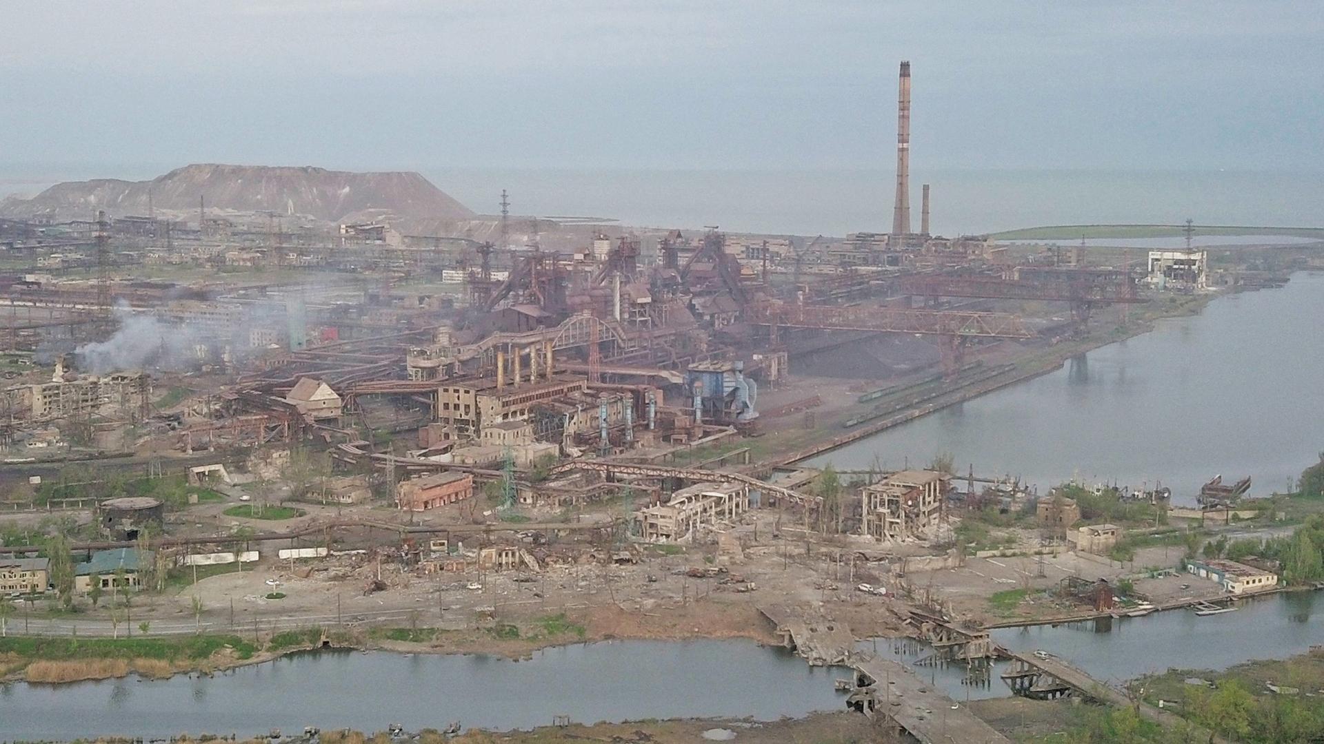 Vista aérea del compleo industrial de Azovstal sujeto al permanente bombardeo de los rusos a las afueras de Mariúpol