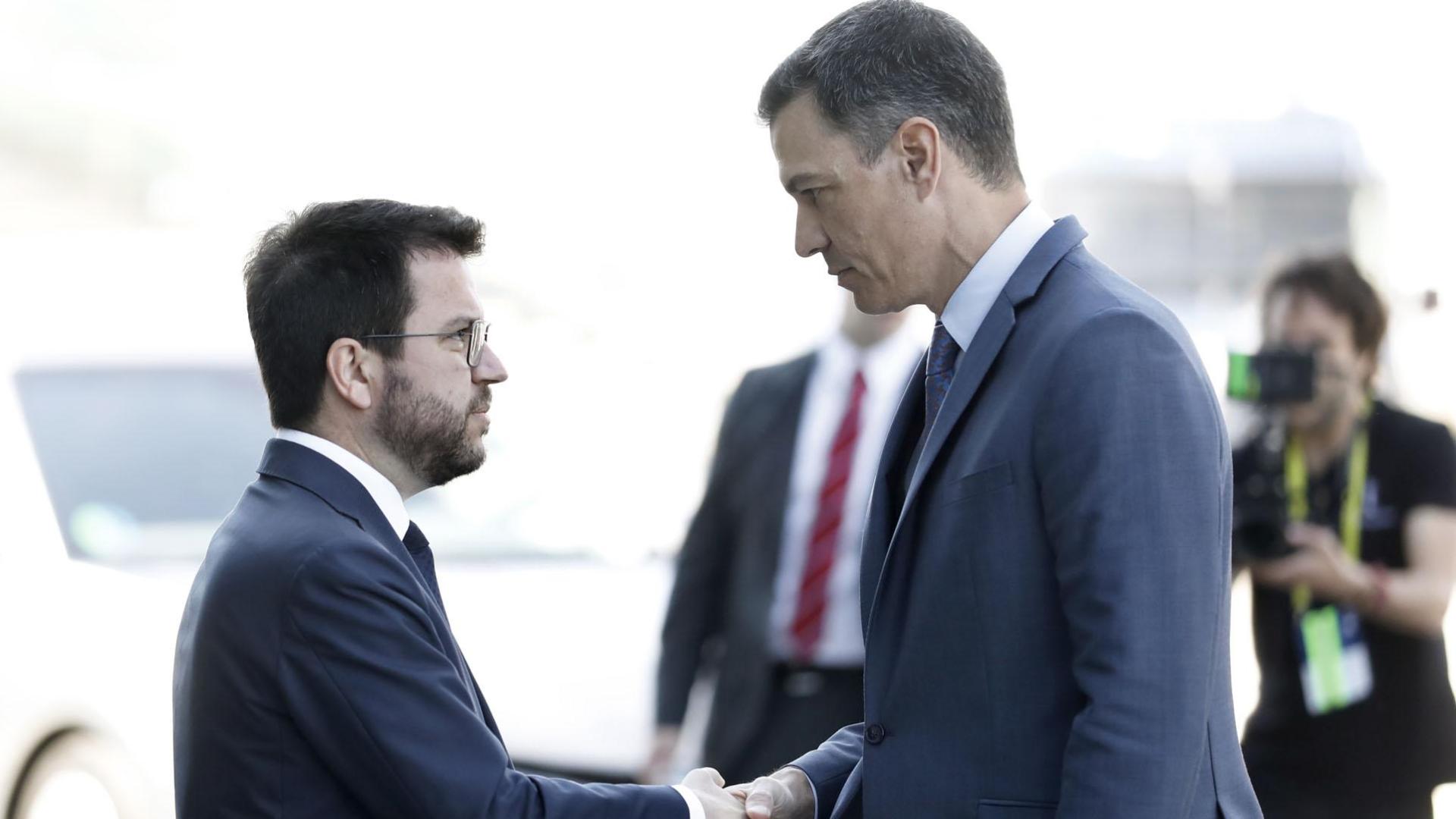 El presidente de la Generalitat, Pere Aragonès, saluda al jefe del Gobierno, Pedro Sánchez tras la llegada de este último a Barcelona