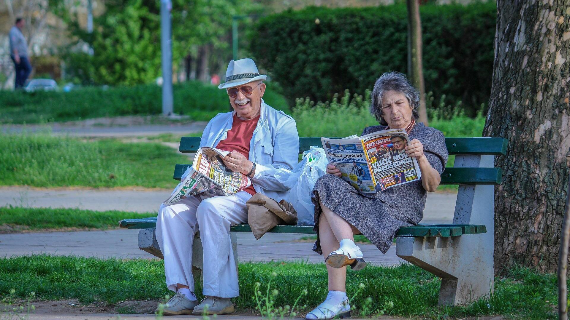 Pensionistas en un banco