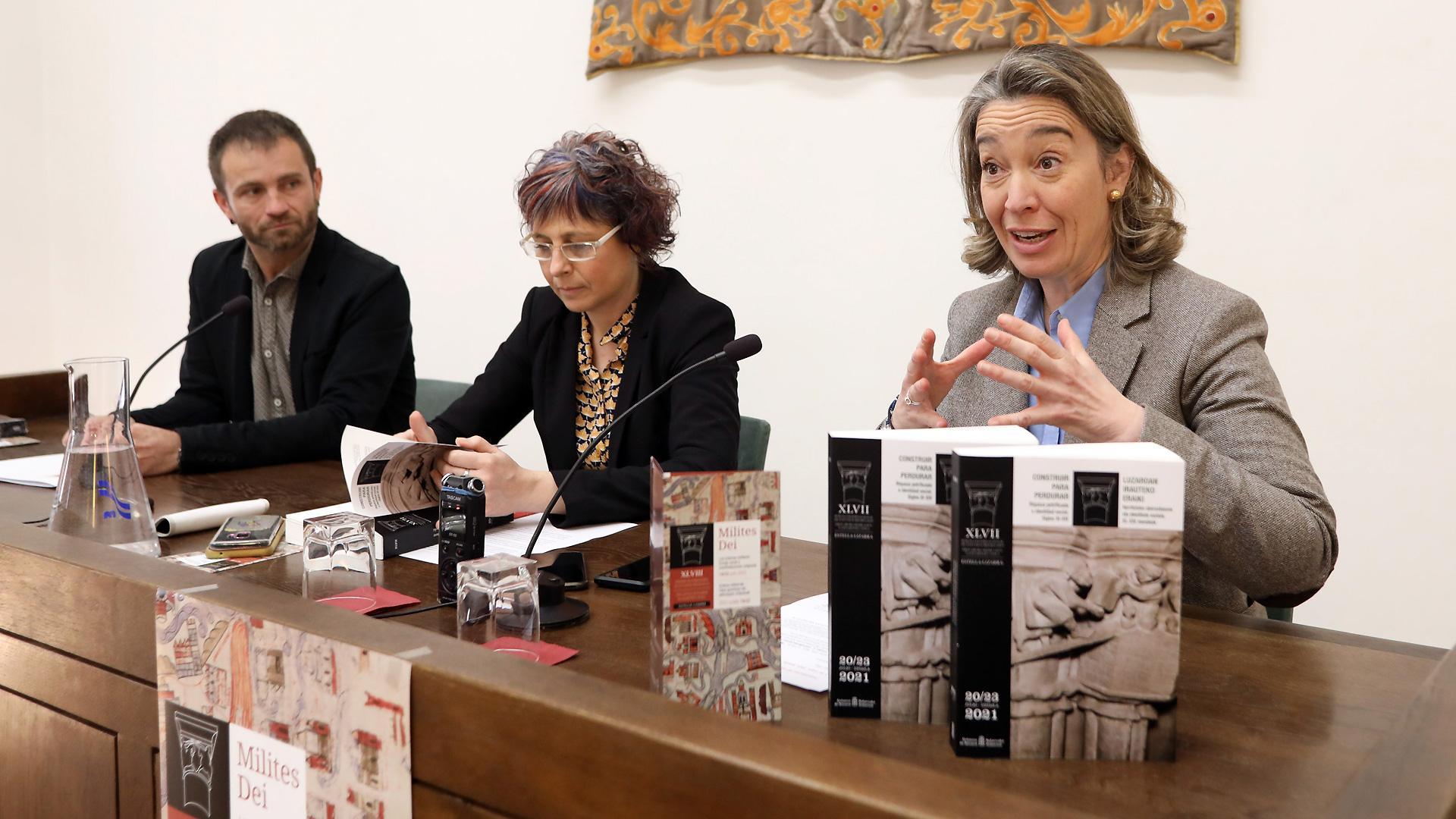 De izda. a dcha:  Koldo Leoz, Rebeca Esnaola y Julia Pavón