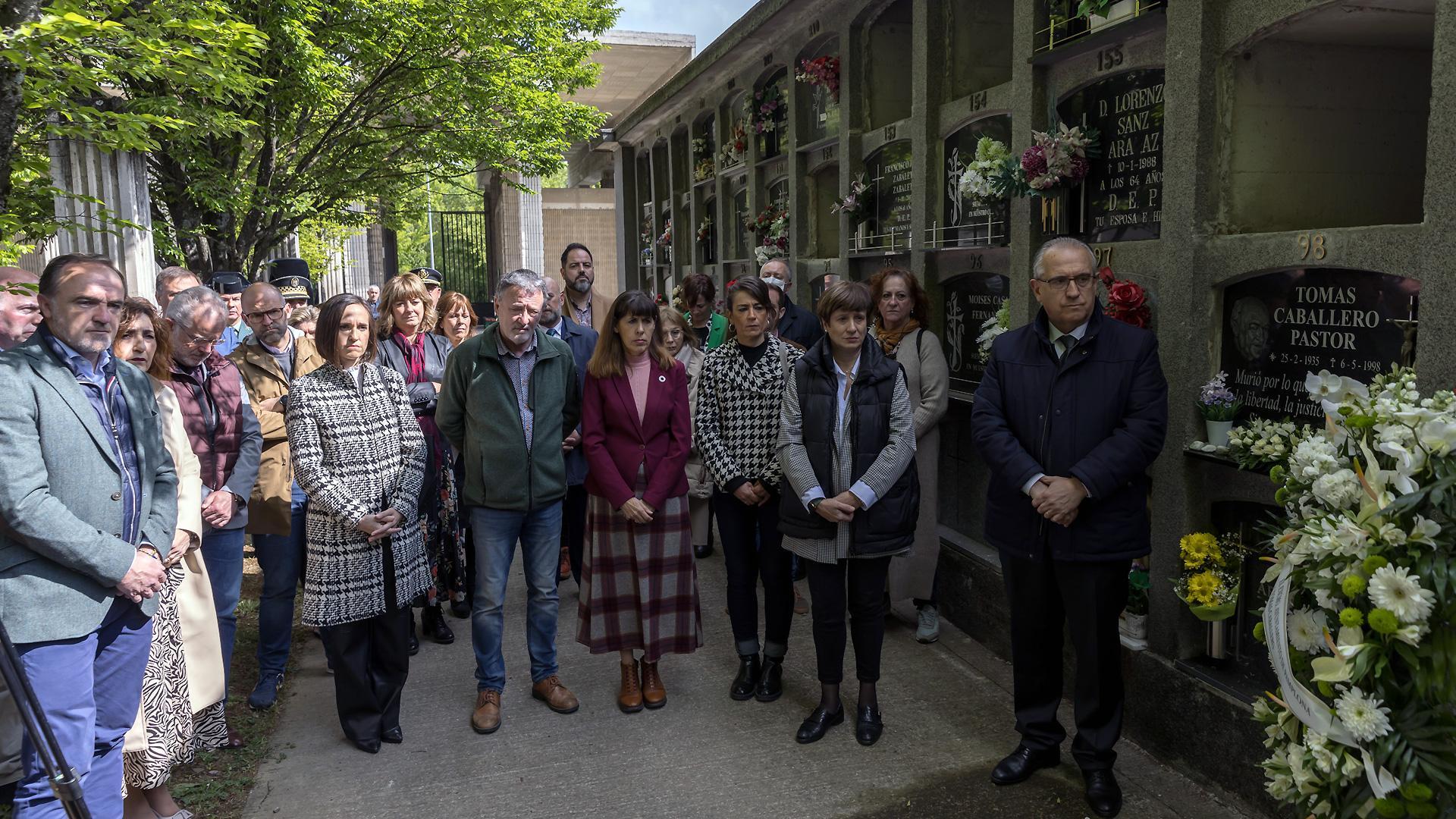 Imagen del homenaje realizado en el cementerio de Pamplona al concejal asesinado