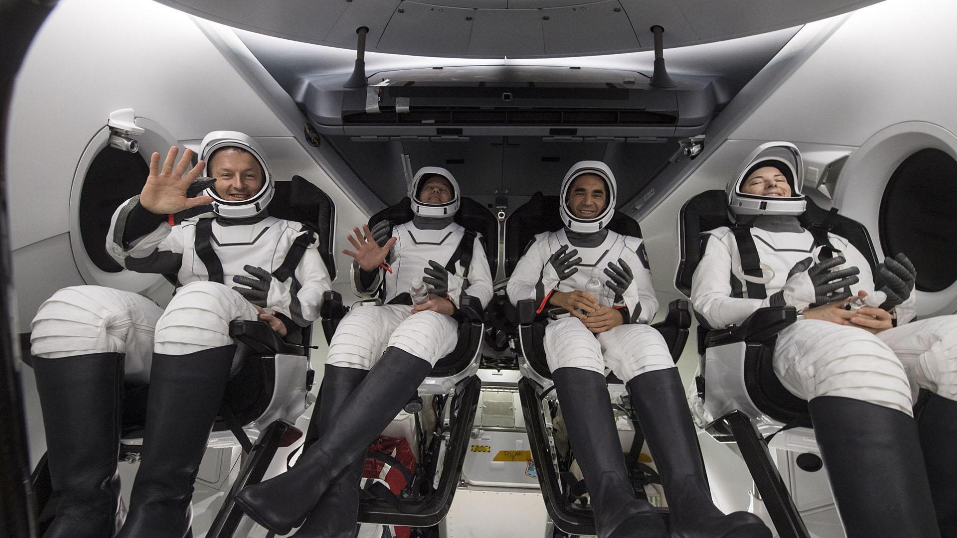 Matthais Maurer, Tom Marshburn, Raja Char y Kayla Barron, dentro del SpaceX Crew Dragon en Tampa, Florida