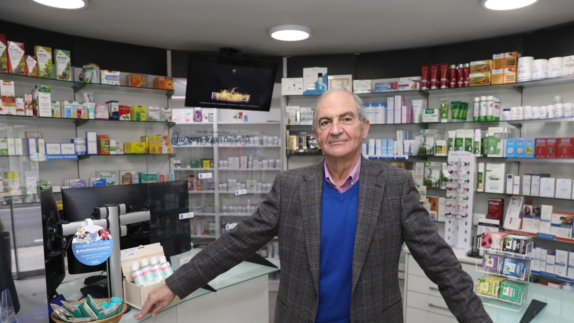 Javier Sanjuán Borda, ya al otro lado del mostrador, en la farmacia donde ha trabajado 52 años.