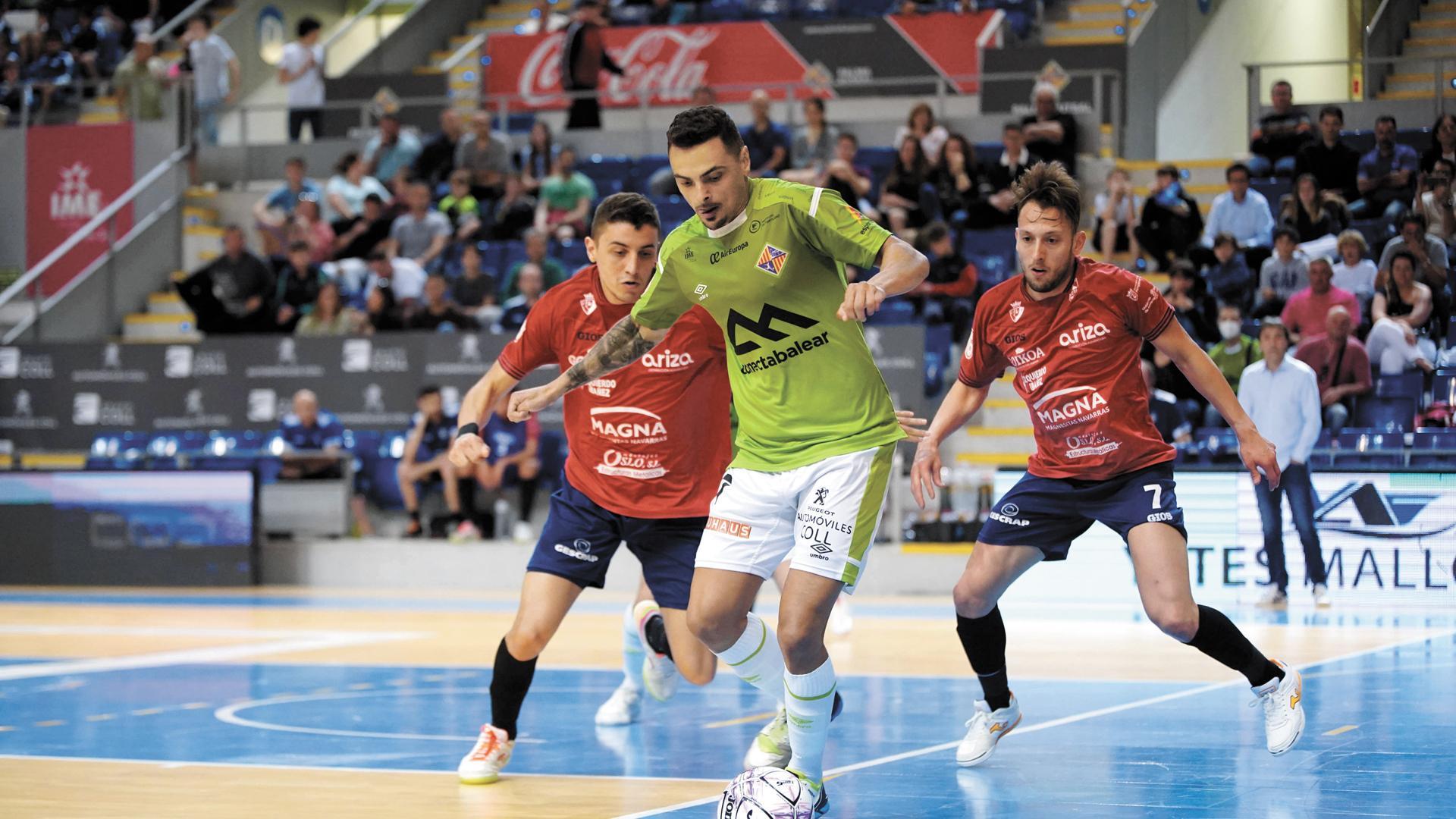Mancuso, ex de Osasuna Magna, controla el balón ante la presión de Raúl Rocha y Linhares