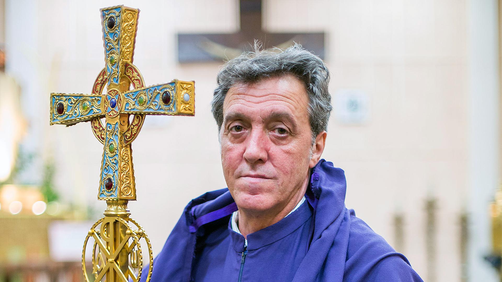Juan Miguel Arriazu Larrambebere, fotografiado con la túnica de prior de la Hermandad de la Pasión del Señor en abril de 2014