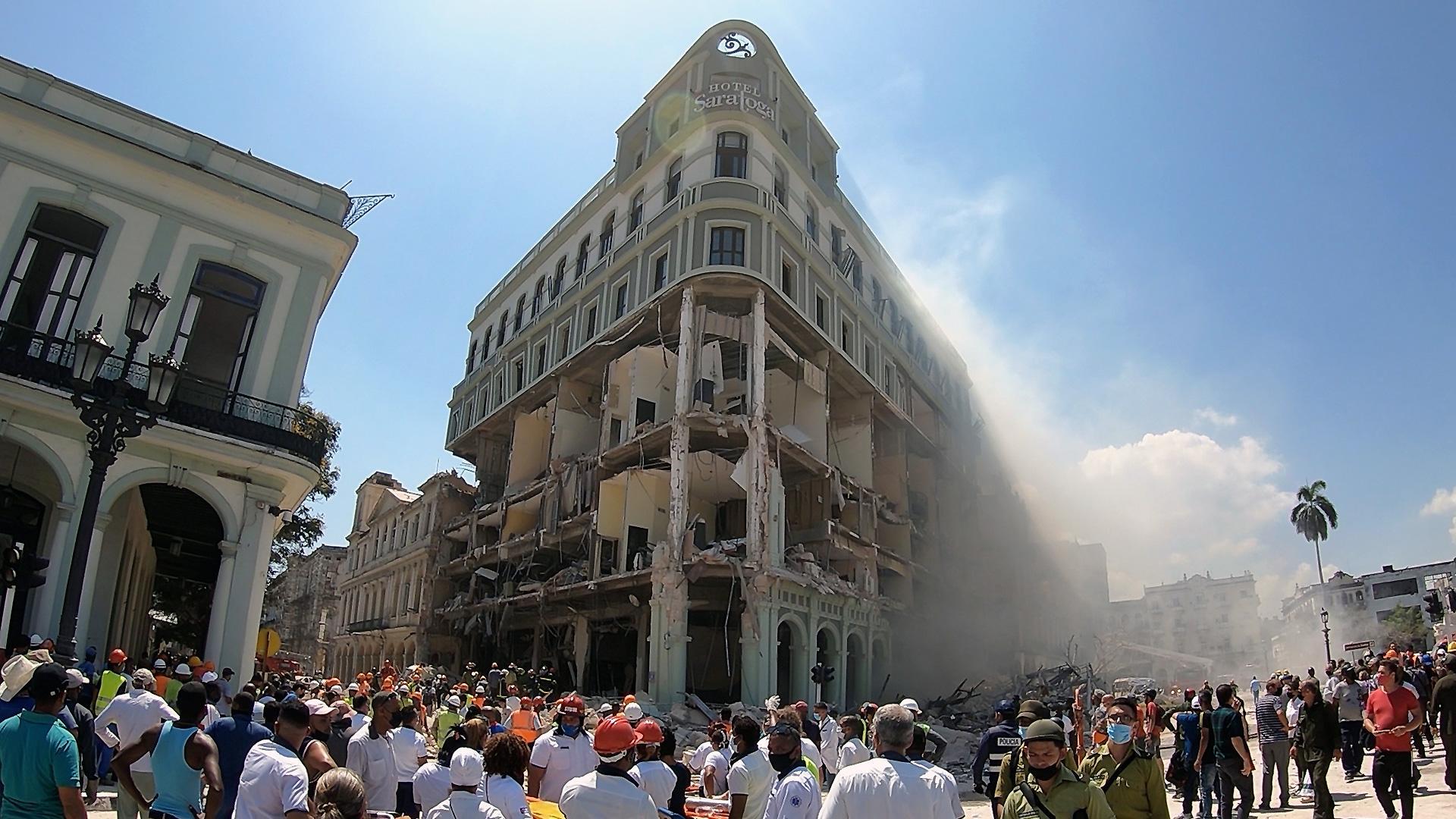 Habitantes y cuerpos de emergencia acuden a la zona tras la explosión en el Hotel Saratoga de La Habana