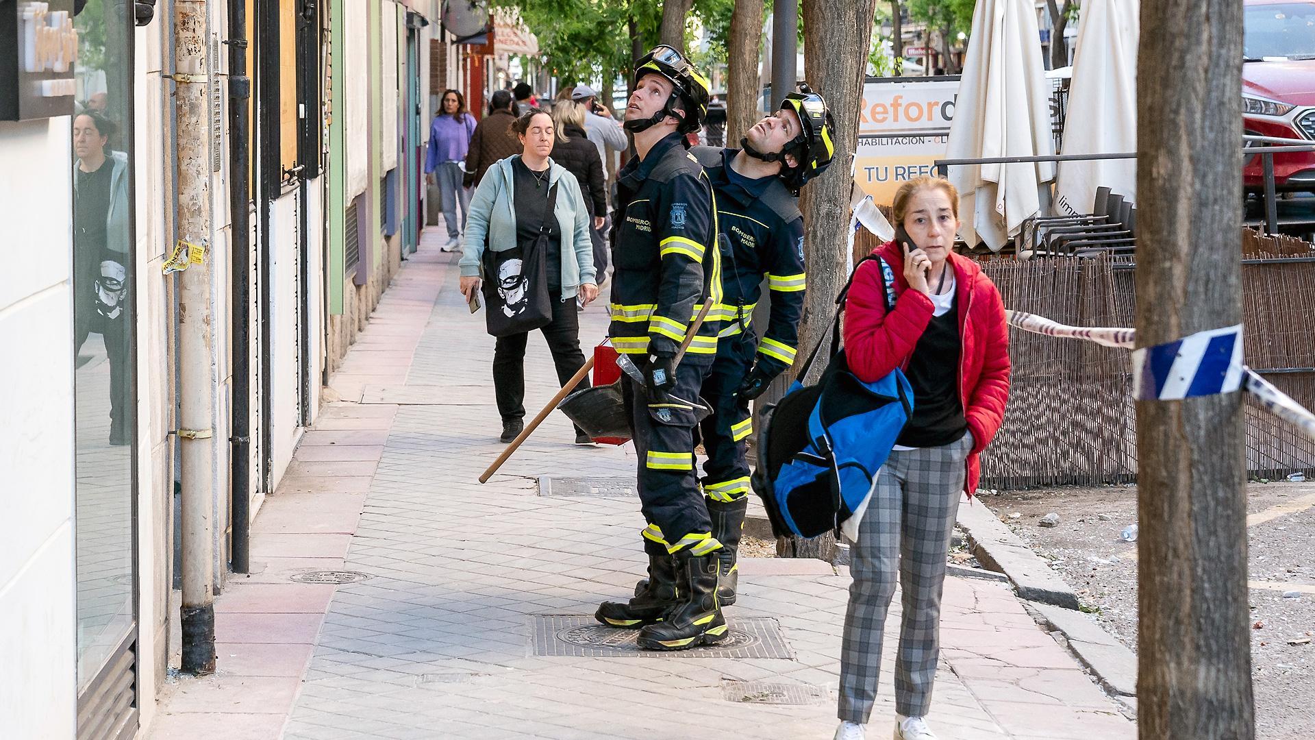 Bomberos del Ayuntamiento de Madrid siguen trabajando en las inmediaciones de la vivienda del barrio Salamanca donde este viernes hubo una explosión de gas