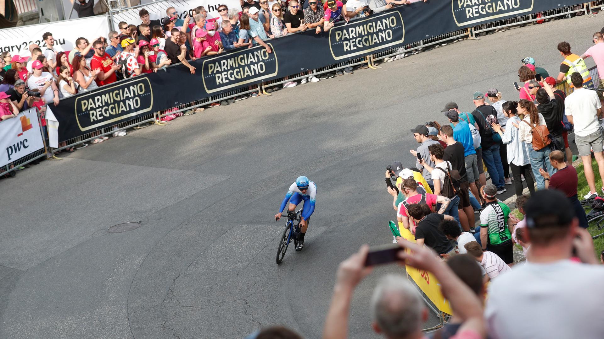 Simon Yates durante la crono de la segunda etapa del Giro
