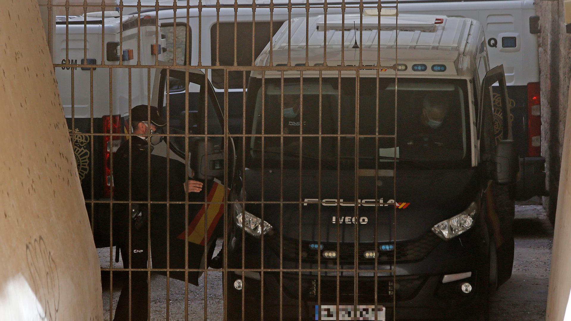 La mujer de 46 años, detenida como presunta autora de los tres disparos que mataron a una octogenaria en un chalé en Elche, ha pasado este sábado a disposición judicial en los juzgados de Alicante