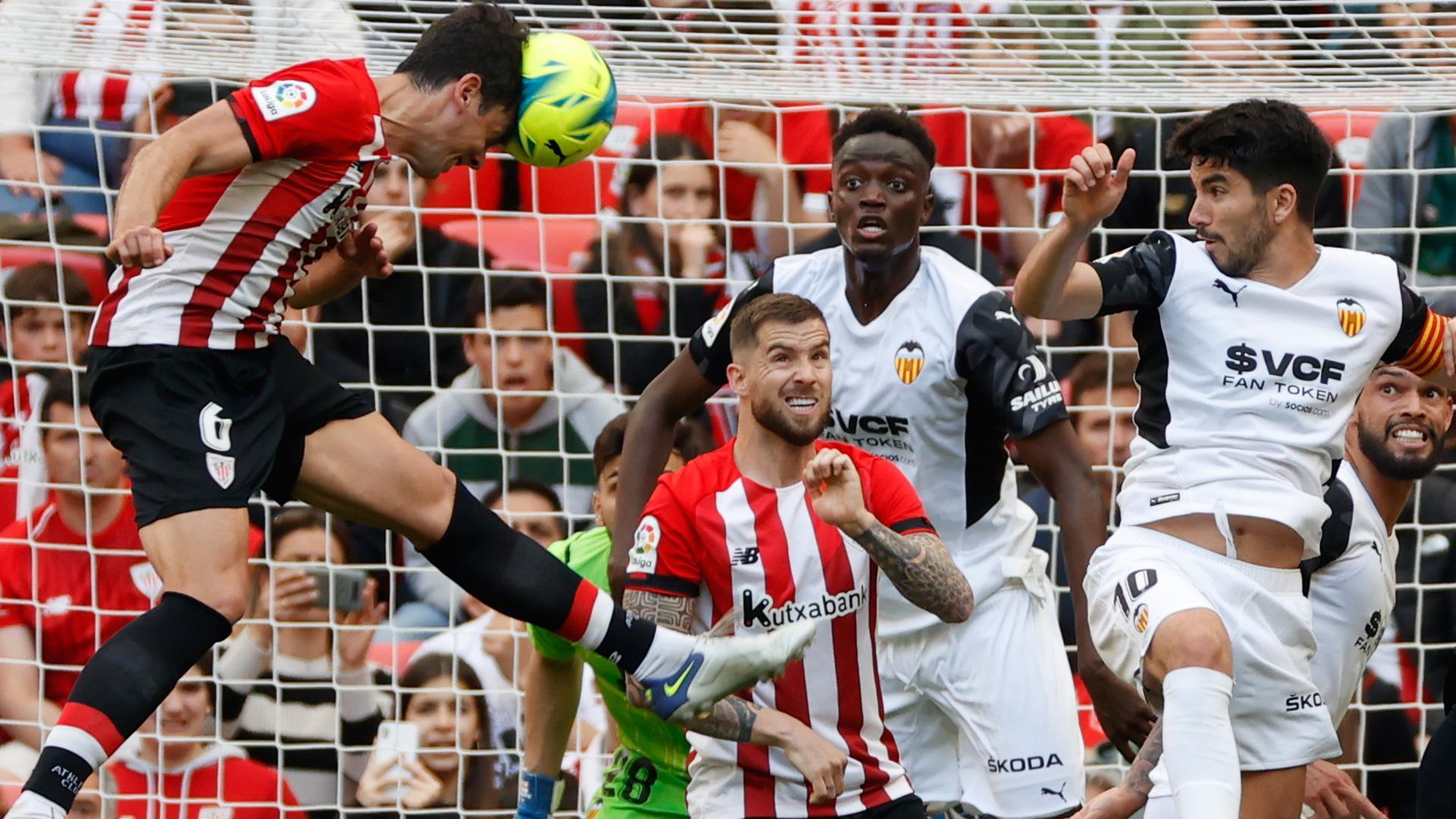 El centrocampista del Athletic Club Mikel Vesga, y el centrocampista del Valencia Carlos Soler, durante el partido disputado en San Mamés