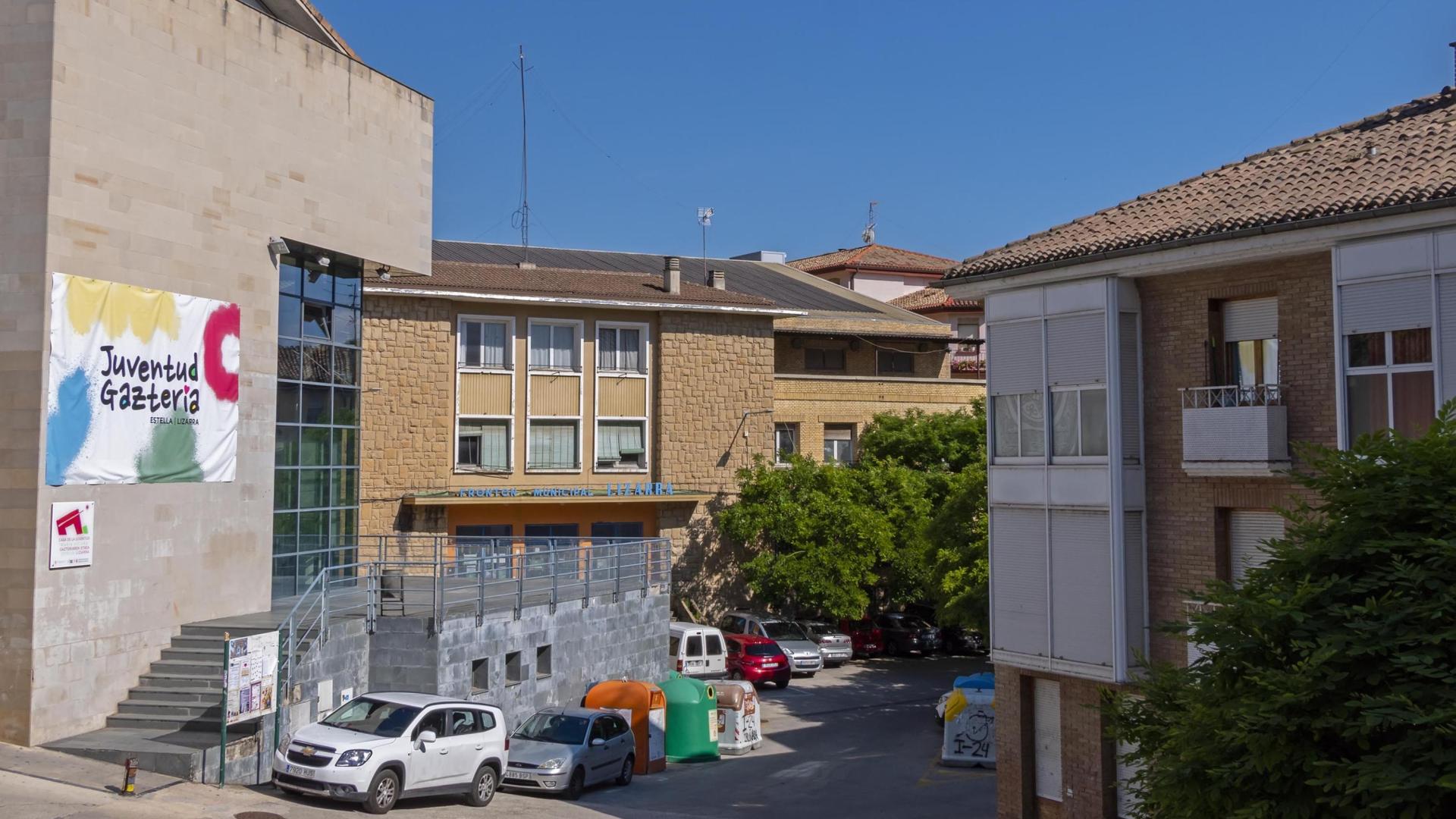 Frontón Lizarra, al fondo, y entorno en el que se plantea la actuación urbanística