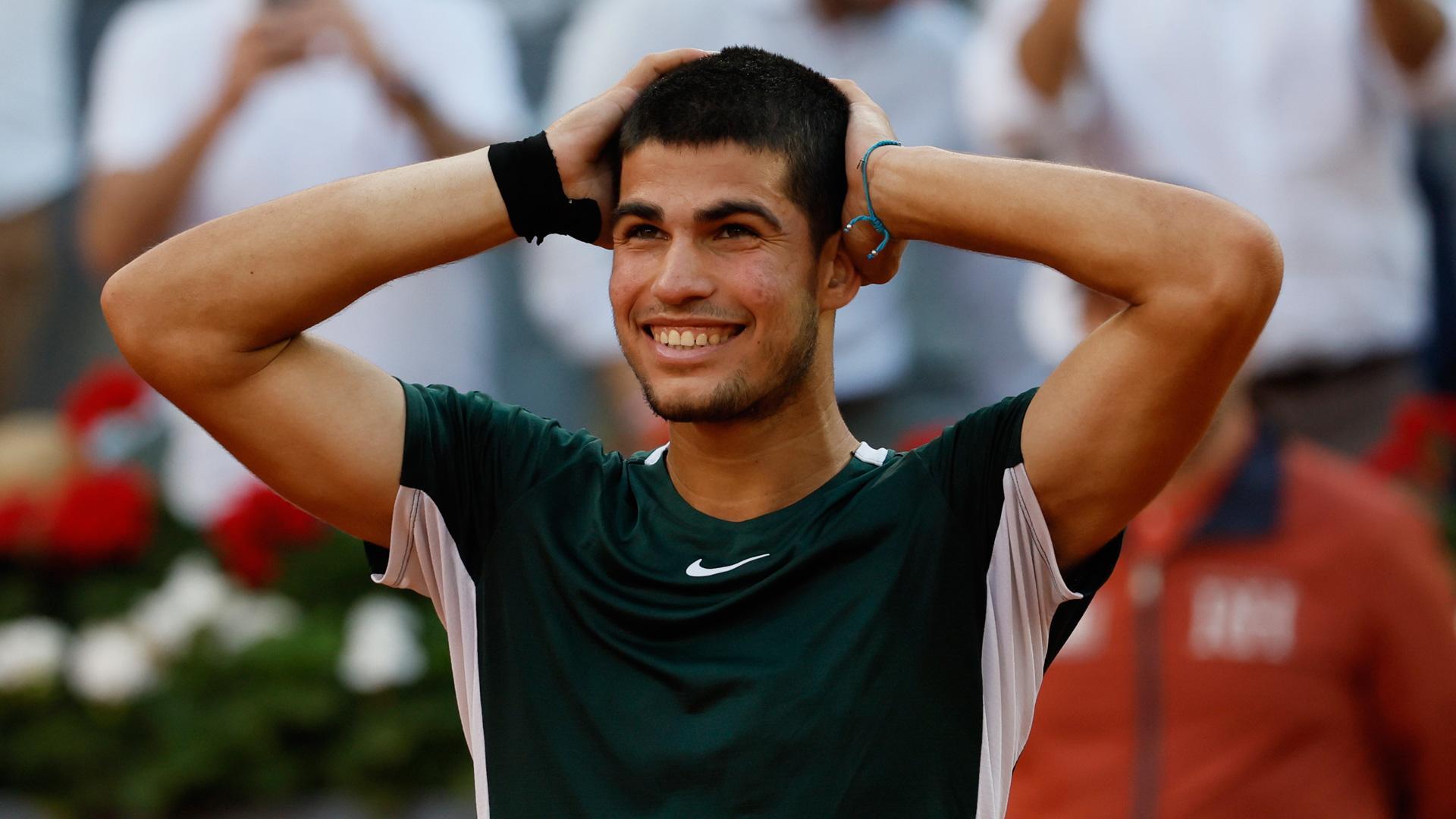El tenista Carlos Alcaraz celebra la victoria ante el serbio Novak Djokovic, tras el partido de semifinal del Mutua Madrid Open