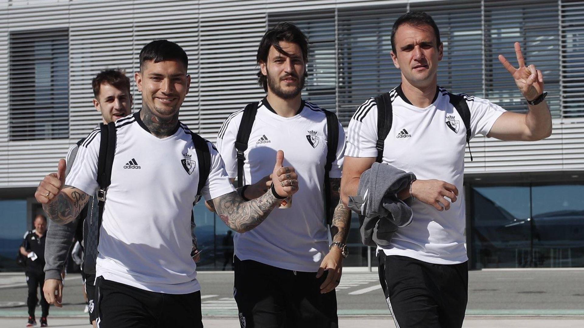 Chimy Ávila, Juan Cruz y Kike García, en el aeropuerto antes de volar a Barcelona