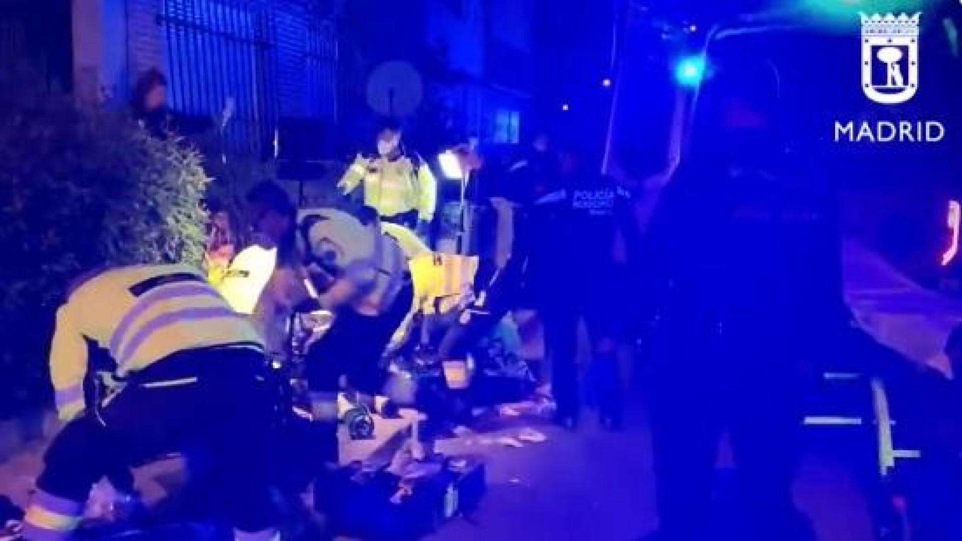 Los servicios de Emergencia dispensan los primeros auxilios al joven