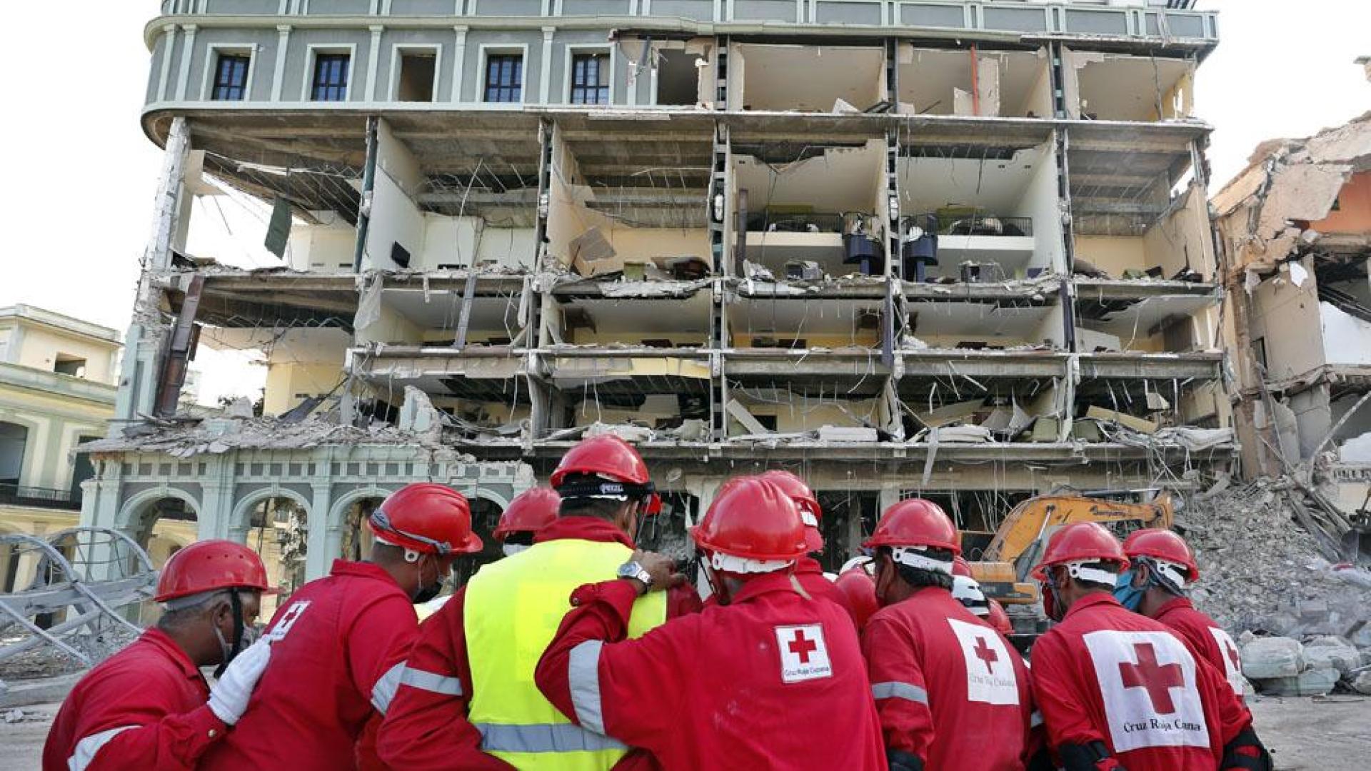 Labores de rescate en el Hotel Saratoga, en La Habana