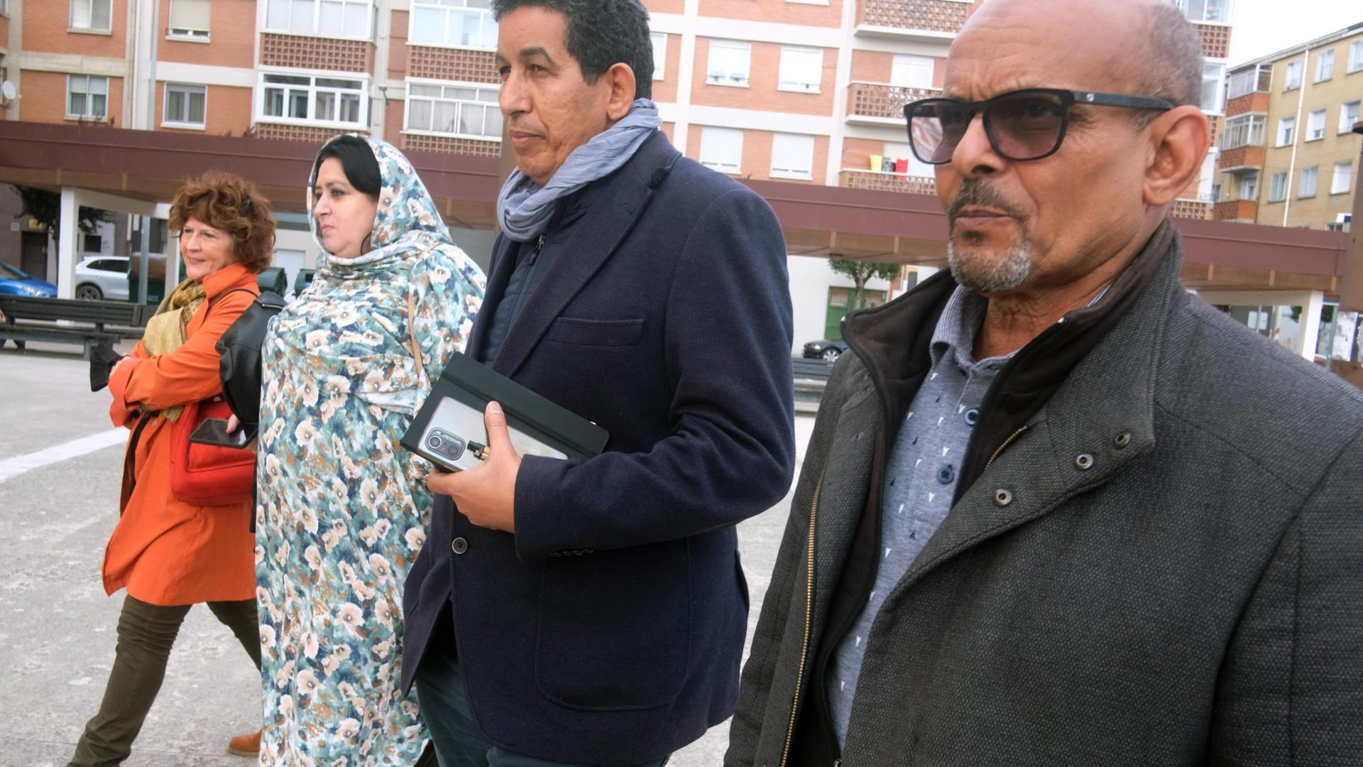 De izquierda a derecha: Charo Pardo, coordinadora de ANARASD, Carol García Pellejeros, responsable de Vacaciones en Paz, Abdulah Arabi, delegado nacional del Frente Polisario, y Mohamed Galiani, subdelegado del Polisario en Navarra, el martes pasado en Berriozar