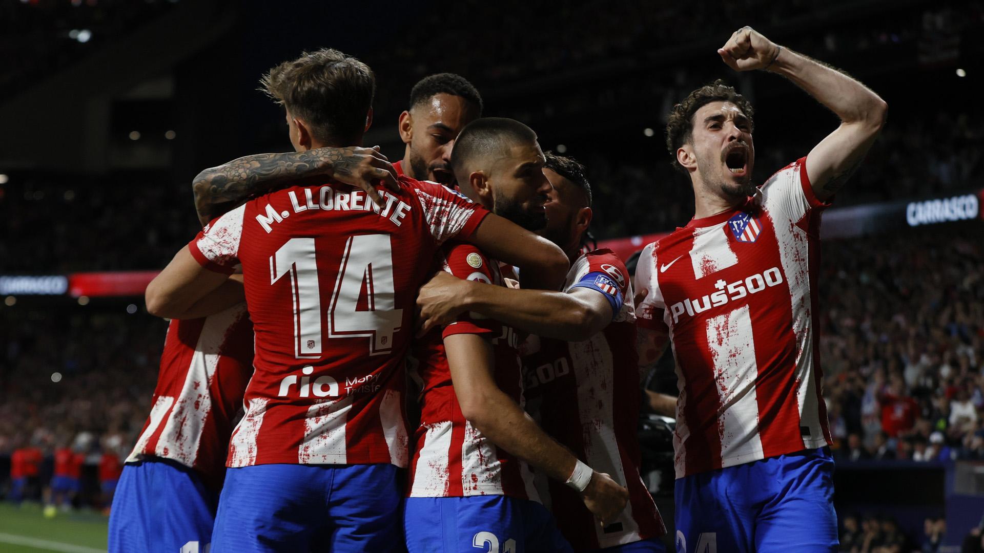 Piña de los jugadores del Atlético en la celebración del gol de Carrasco